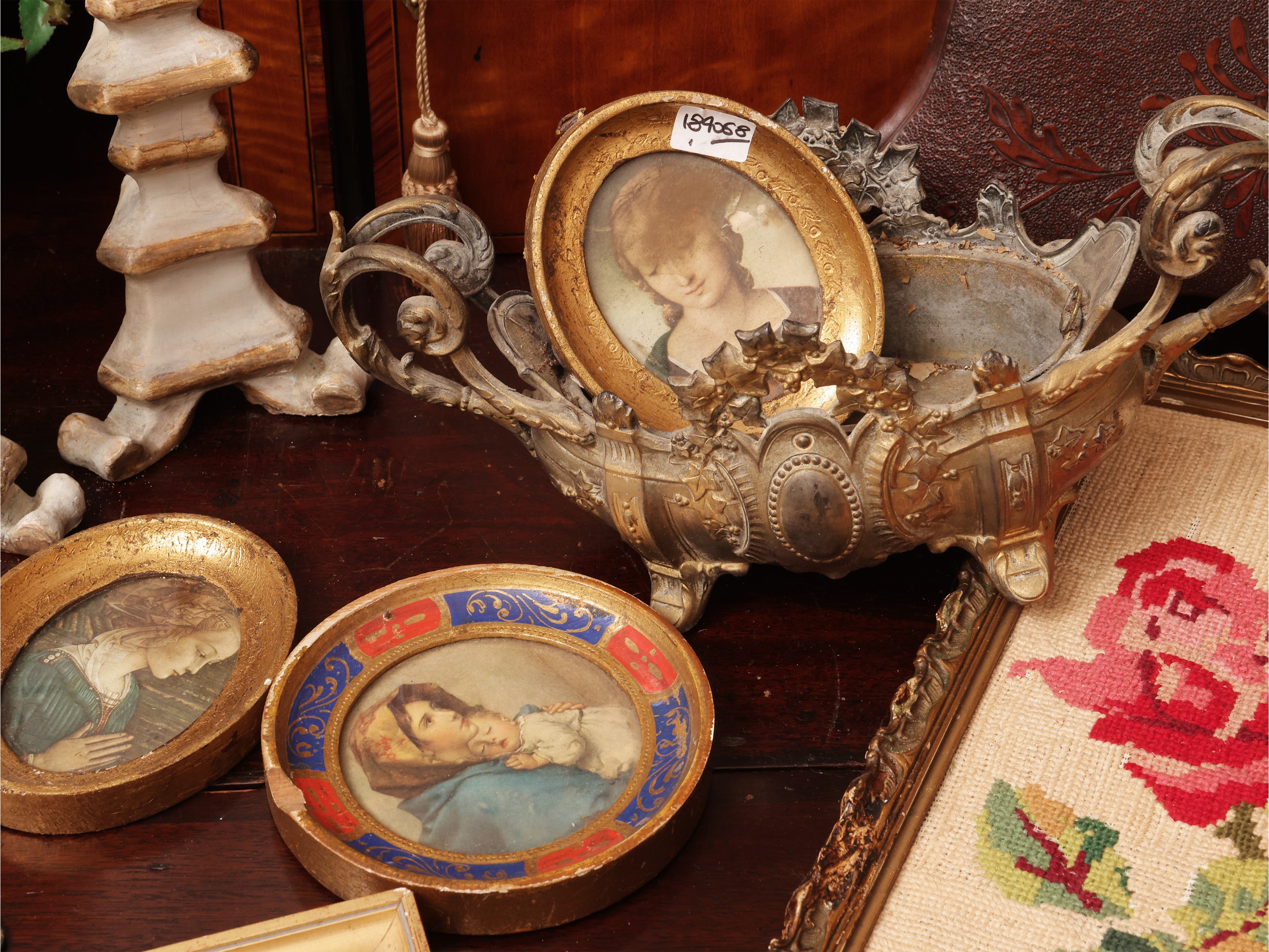 Miscellanea di curiosità d’epoca, cornice portaritratti in cuoio rosso e accessori decorativi (XI...