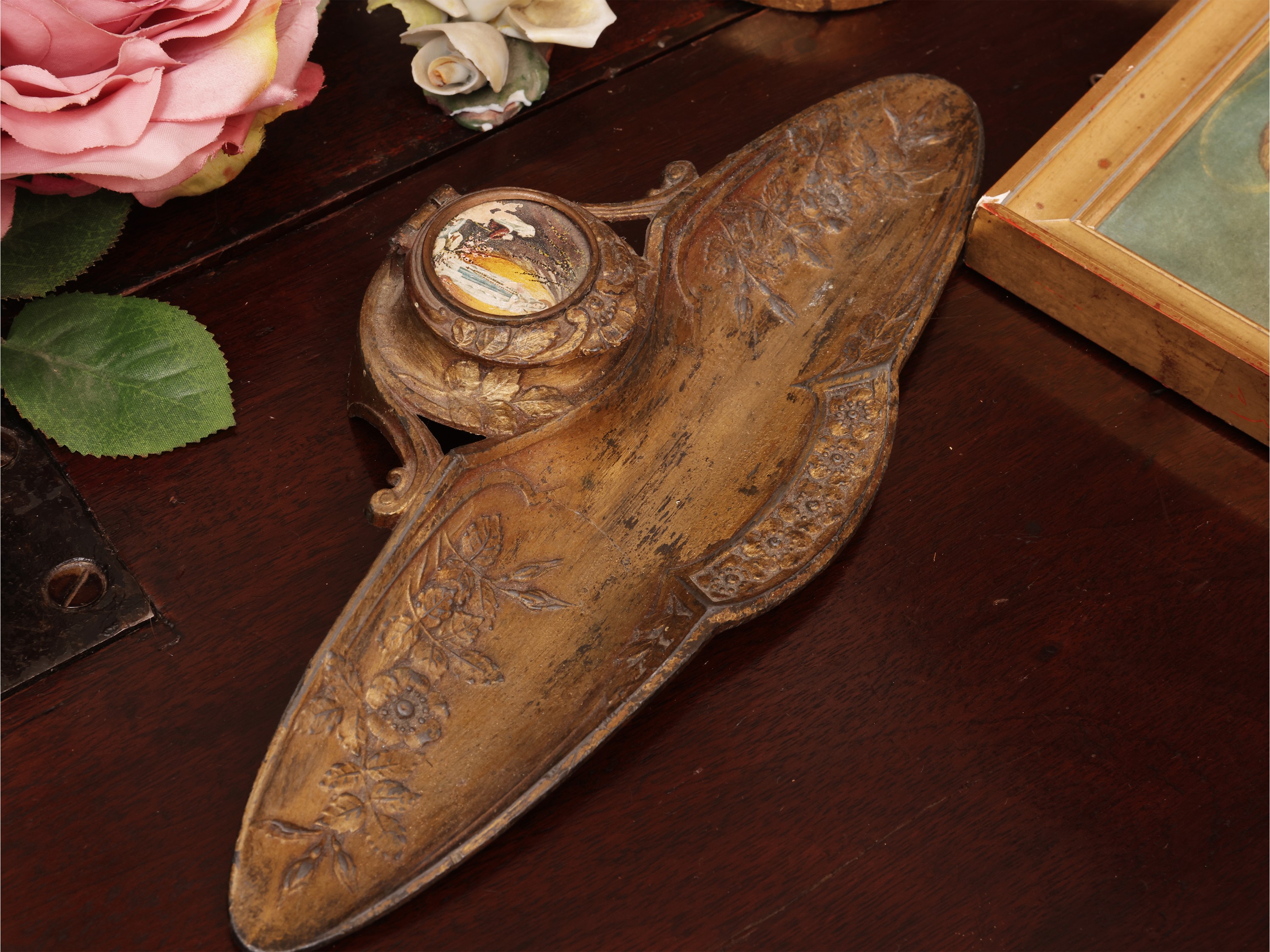 Miscellanea di curiosità d’epoca, cornice portaritratti in cuoio rosso e accessori decorativi (XI...