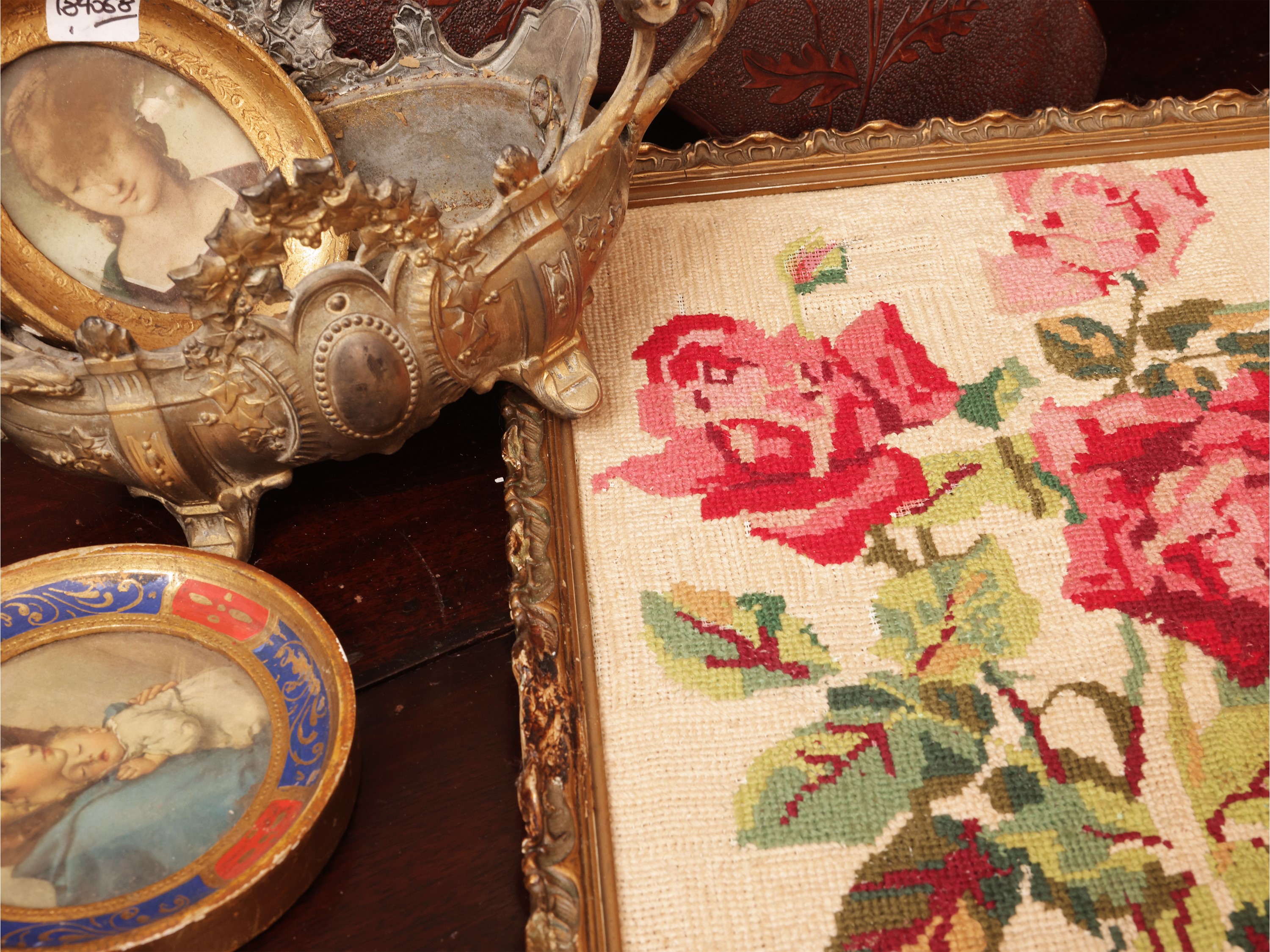 Miscellanea di curiosità d’epoca, cornice portaritratti in cuoio rosso e accessori decorativi (XI...
