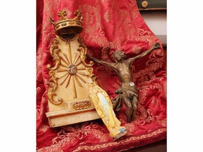Tabernacolo devozionale, legno laccato e dorato con Madonna e Cristo Crocifisso, XIX/XX secolo