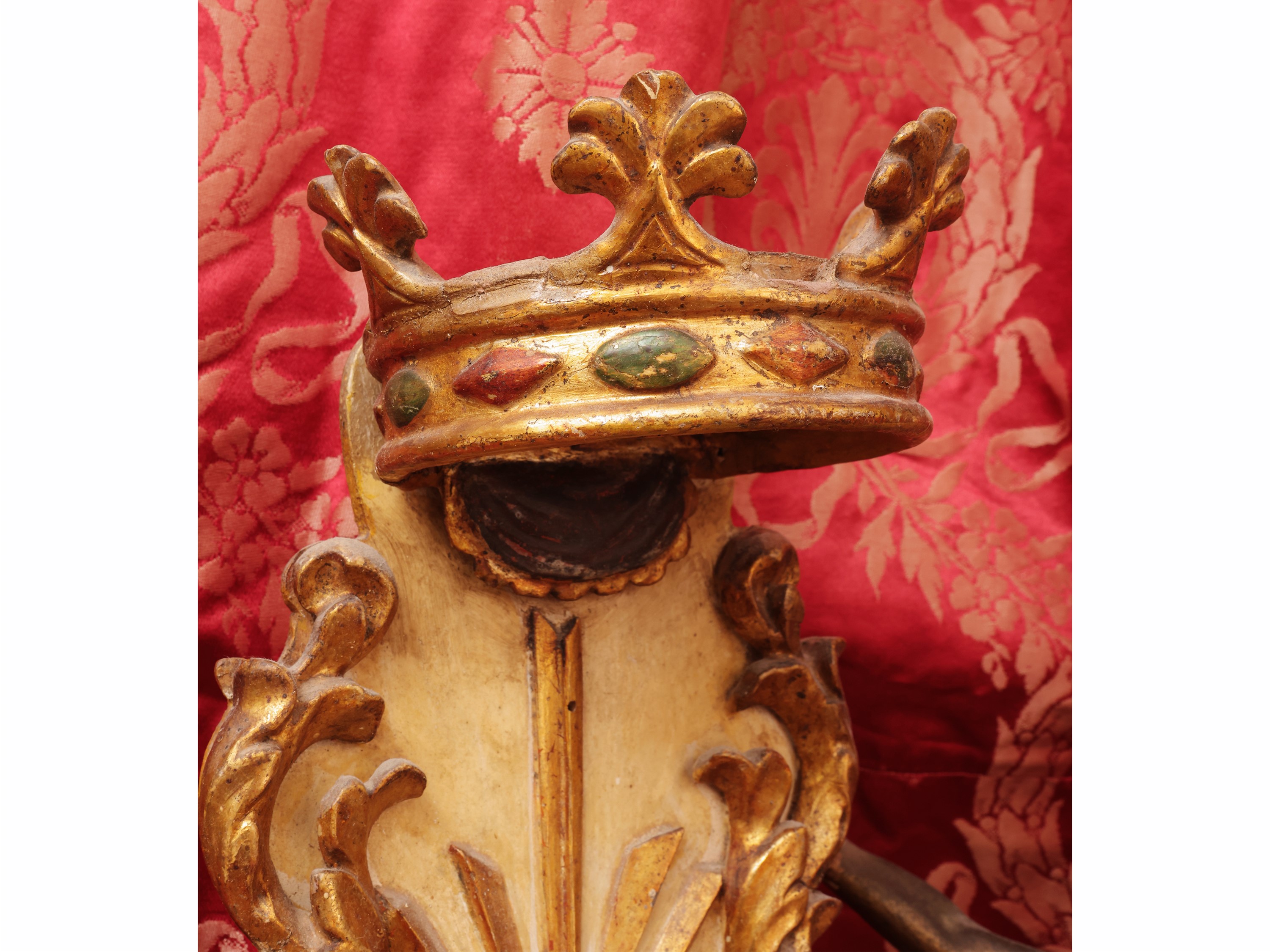 Tabernacolo devozionale, legno laccato e dorato con Madonna e Cristo Crocifisso, XIX/XX secolo