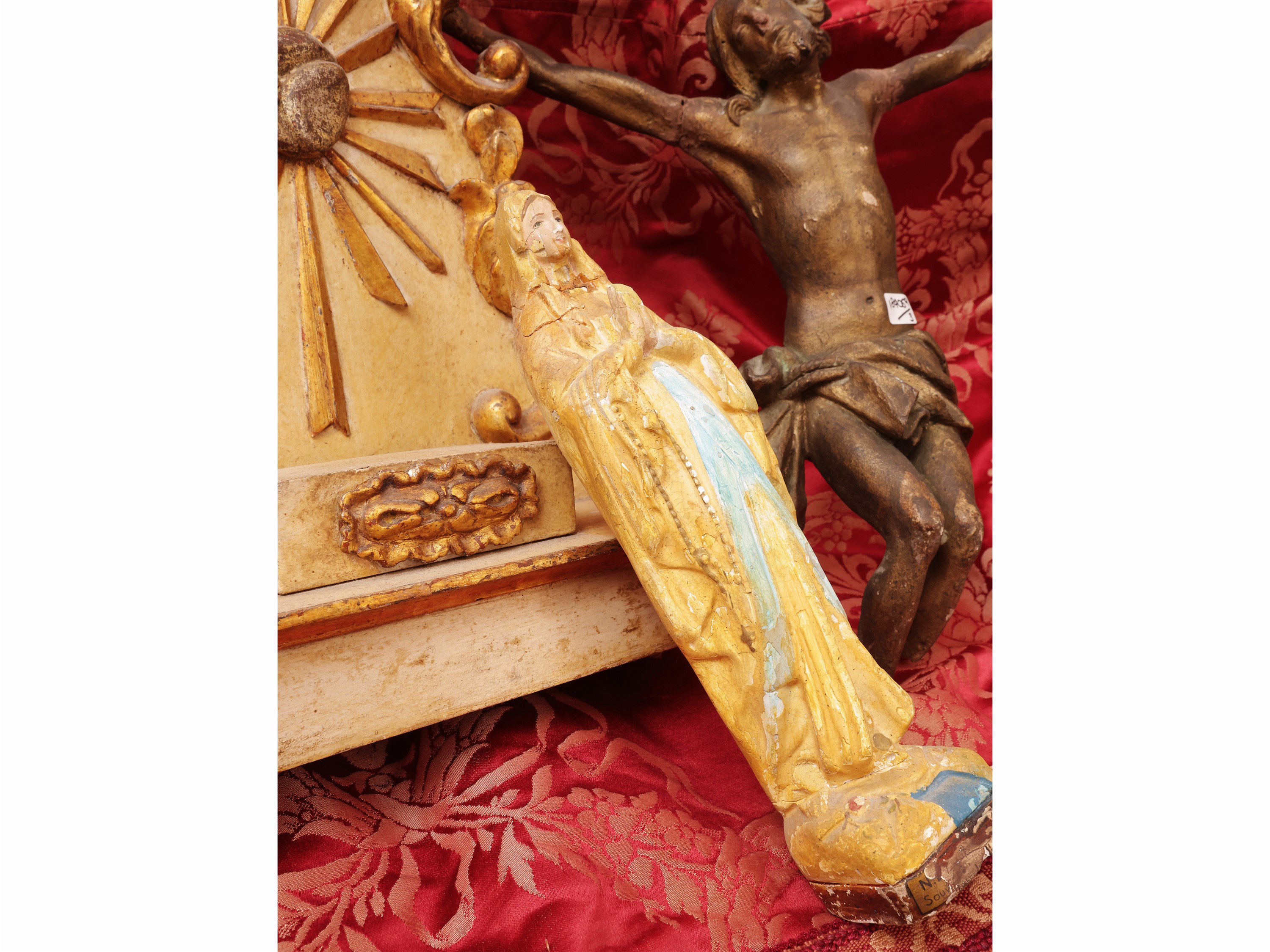 Tabernacolo devozionale, legno laccato e dorato con Madonna e Cristo Crocifisso, XIX/XX secolo
