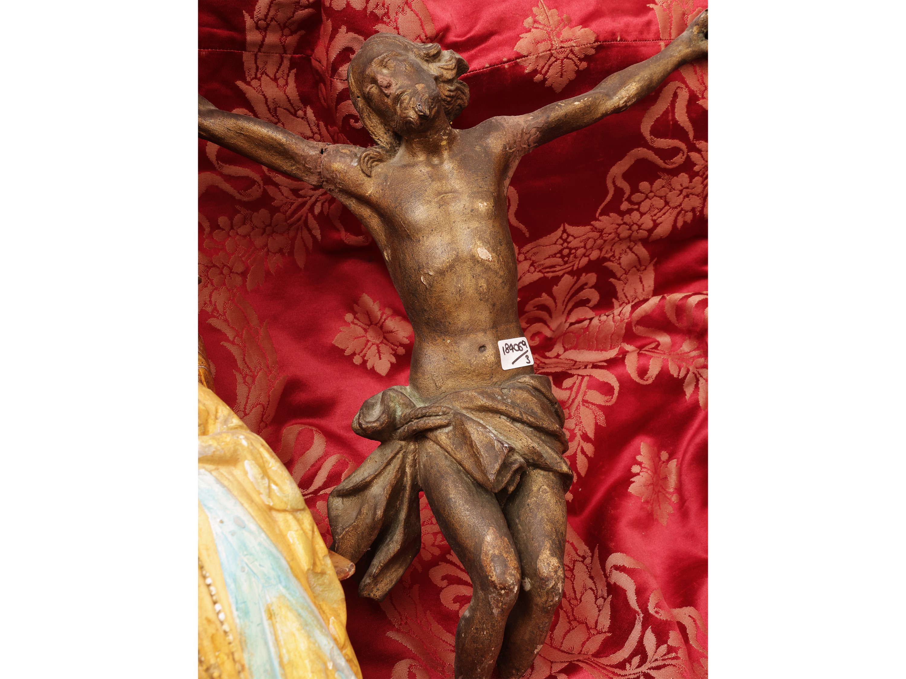 Tabernacolo devozionale, legno laccato e dorato con Madonna e Cristo Crocifisso, XIX/XX secolo