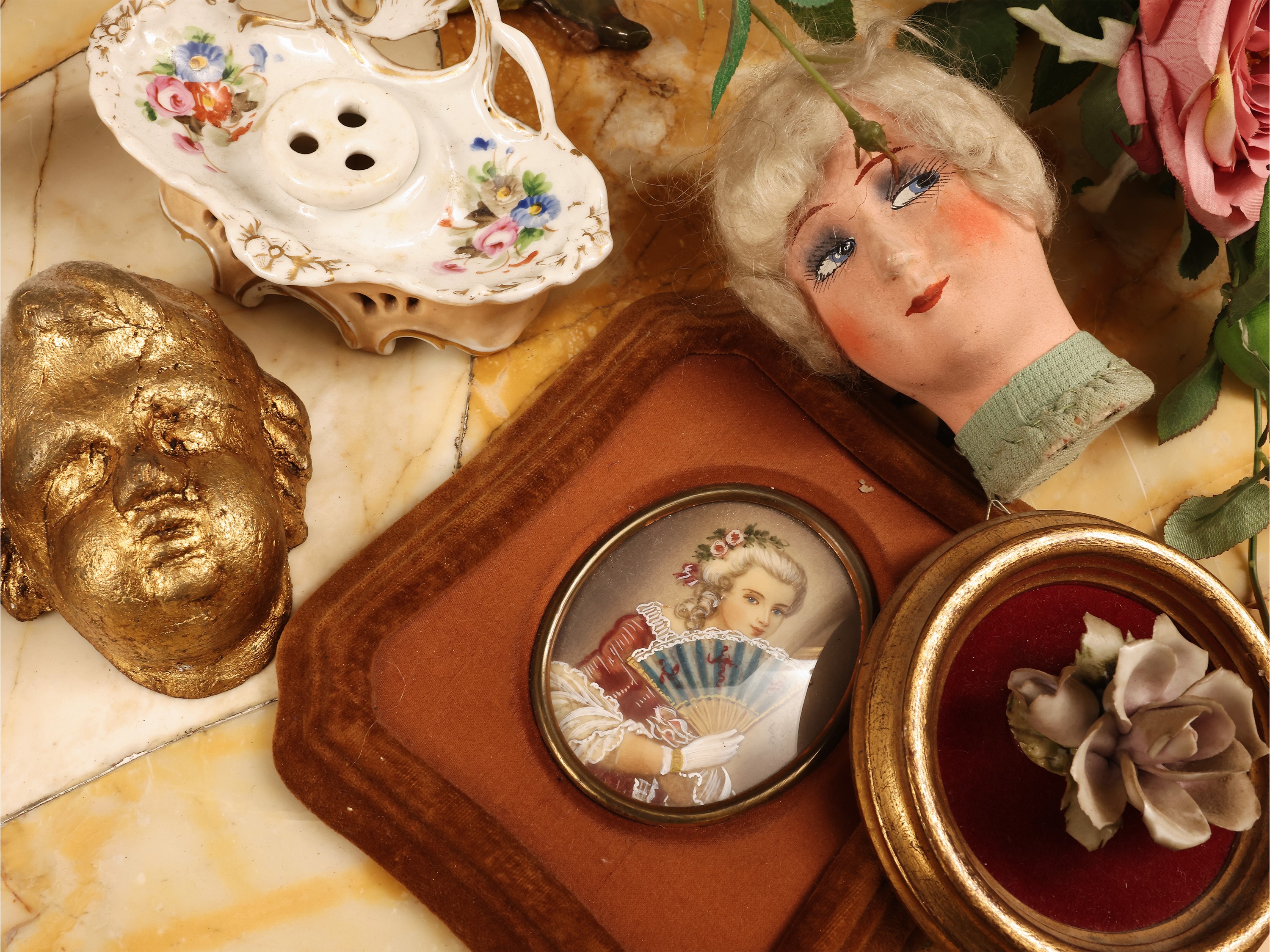 Miscellanea di curiosità, accessori in porcellana e miniature entro cornice, XIX/XX secolo