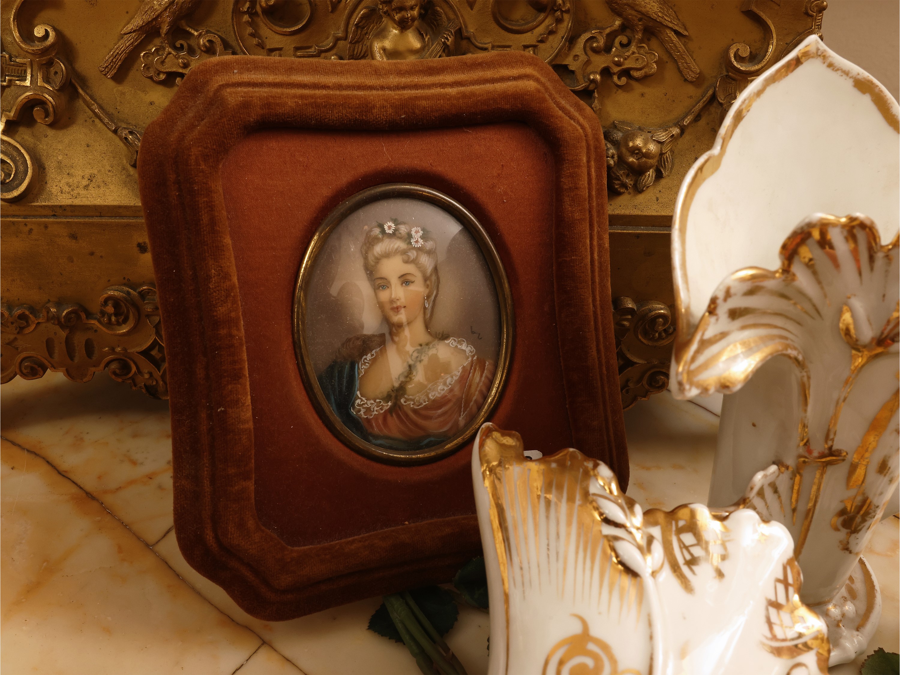 Miscellanea di curiosità, accessori in porcellana e miniature entro cornice, XIX/XX secolo