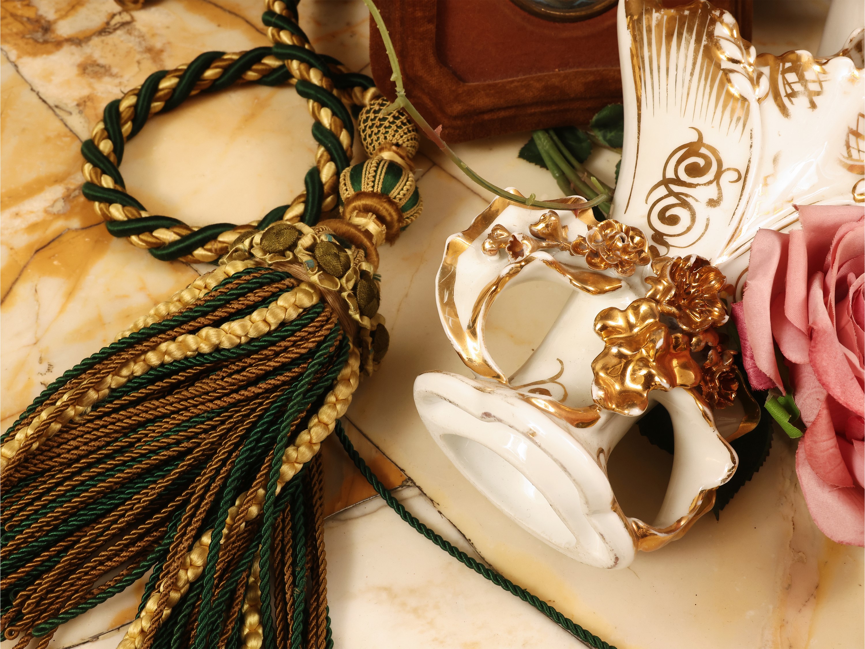 Miscellanea di curiosità, accessori in porcellana e miniature entro cornice, XIX/XX secolo