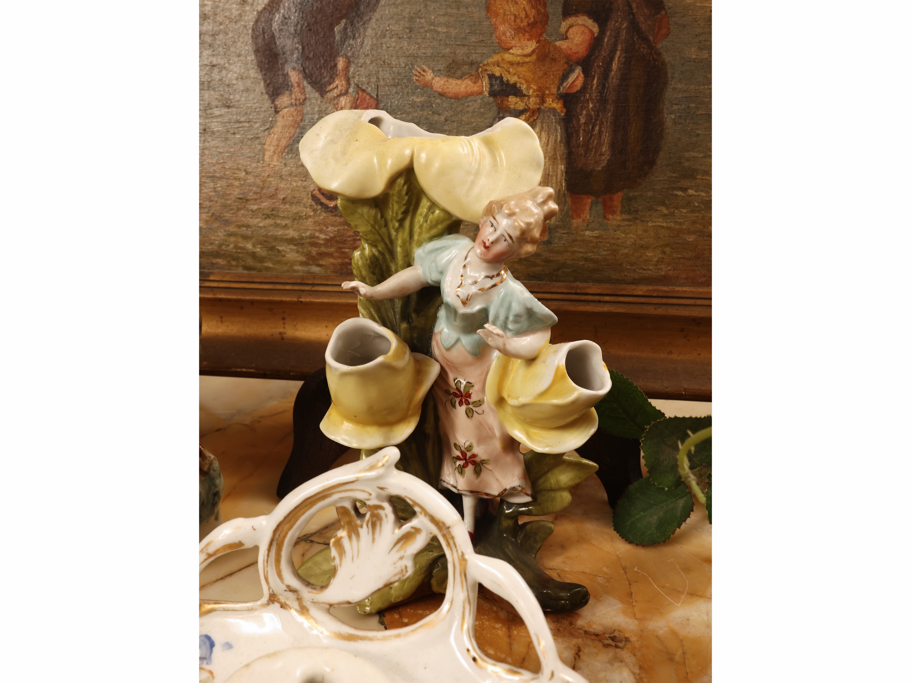 Miscellanea di curiosità, accessori in porcellana e miniature entro cornice, XIX/XX secolo
