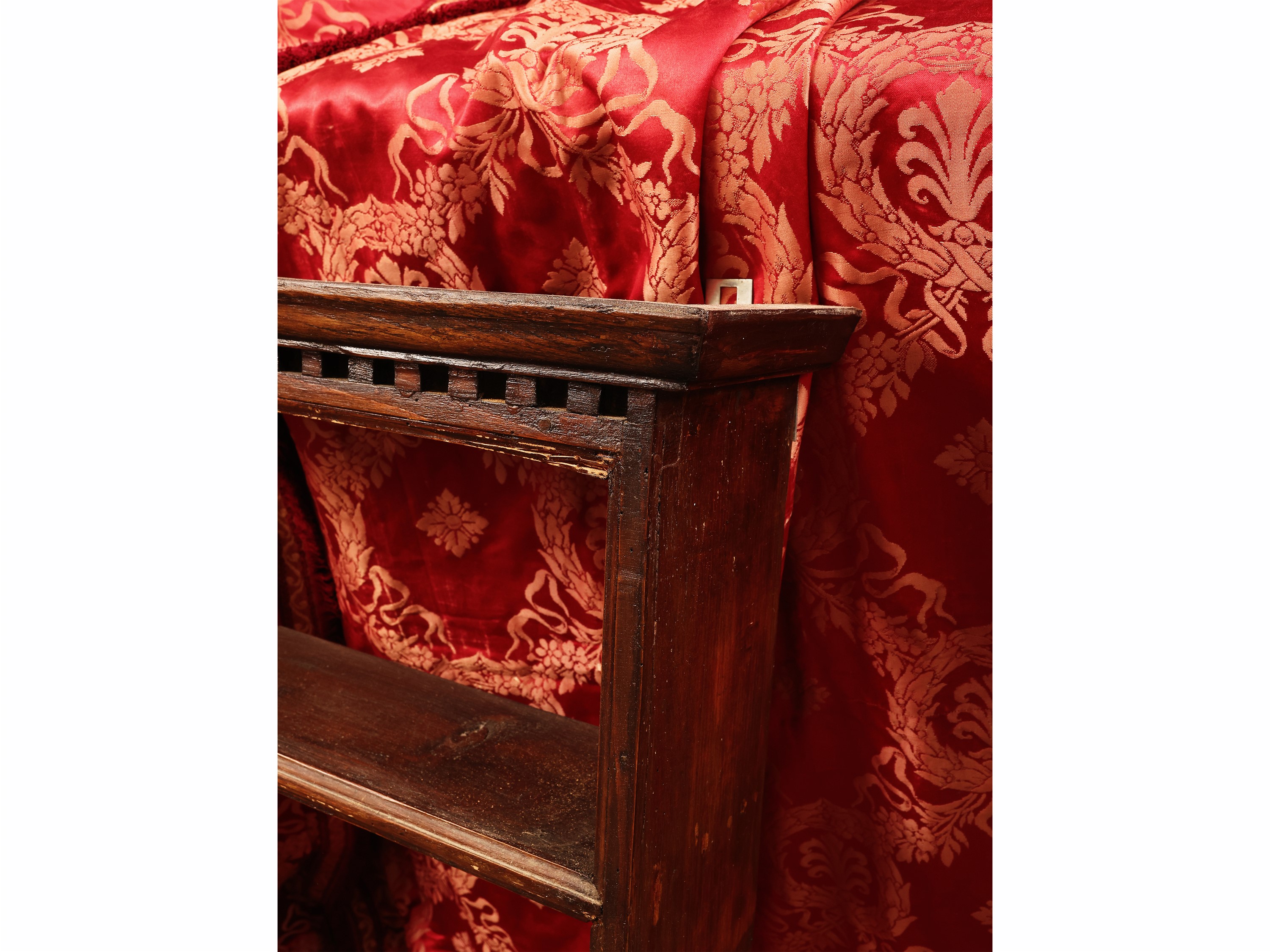 Etagère pensile in legno tenero, con due ripiani (h 93×74×16 cm)