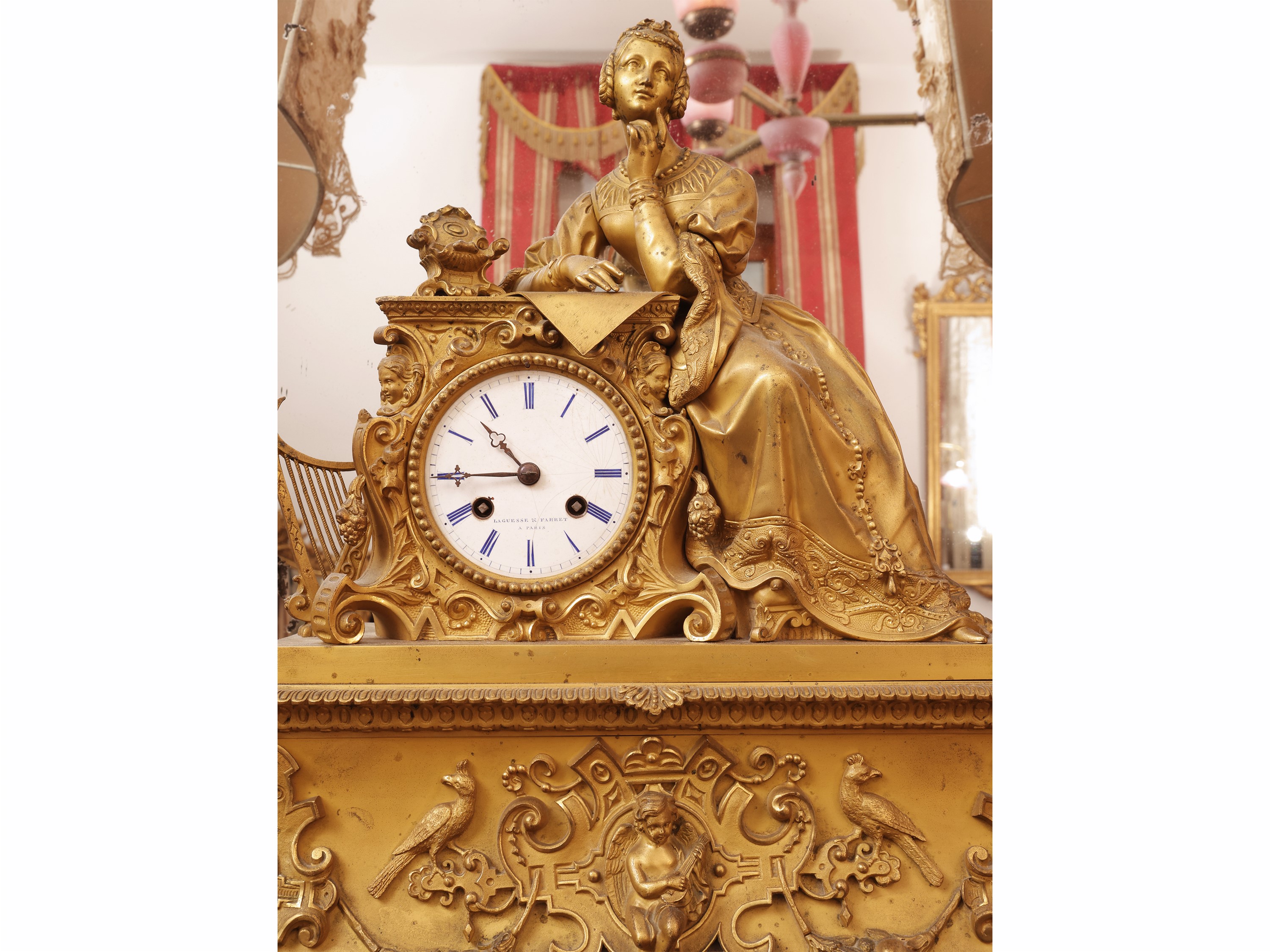 Laguesse et Barret, Orologio da tavolo in bronzo dorato con figura di gentildonna medievale