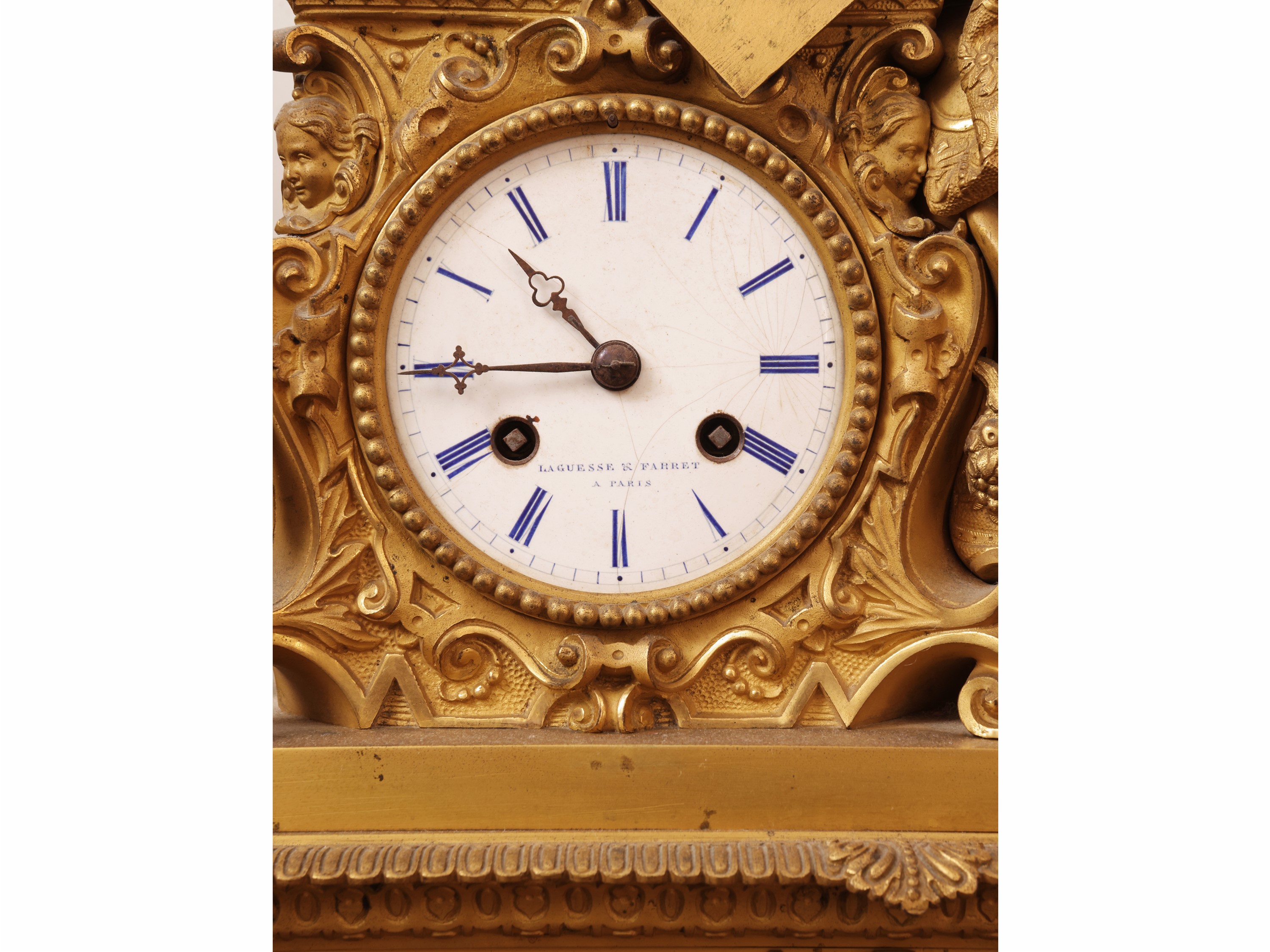 Laguesse et Barret, Orologio da tavolo in bronzo dorato con figura di gentildonna medievale