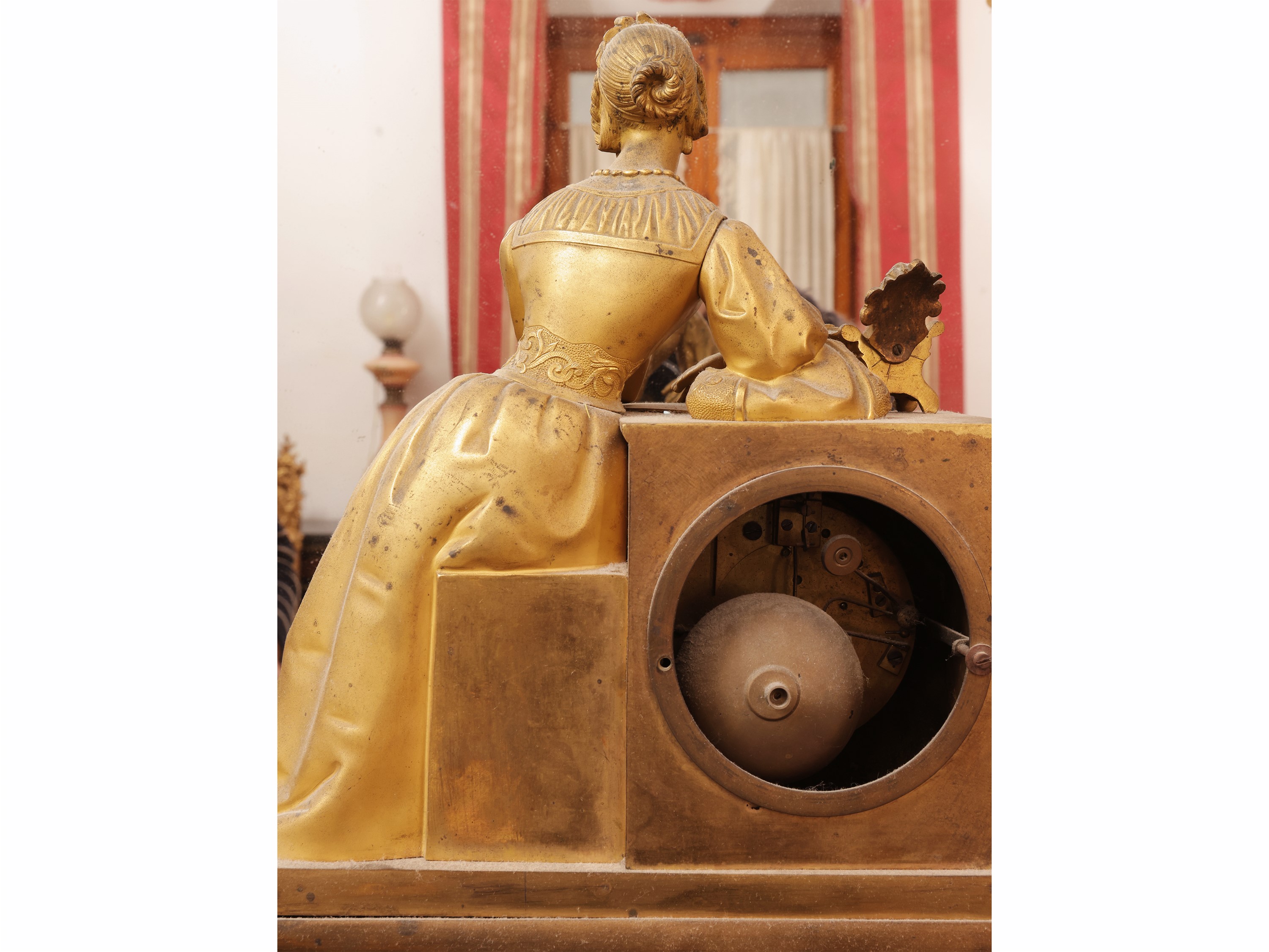 Laguesse et Barret, Orologio da tavolo in bronzo dorato con figura di gentildonna medievale