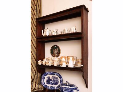 Etagère pensile in legno tenero, con due ripiani