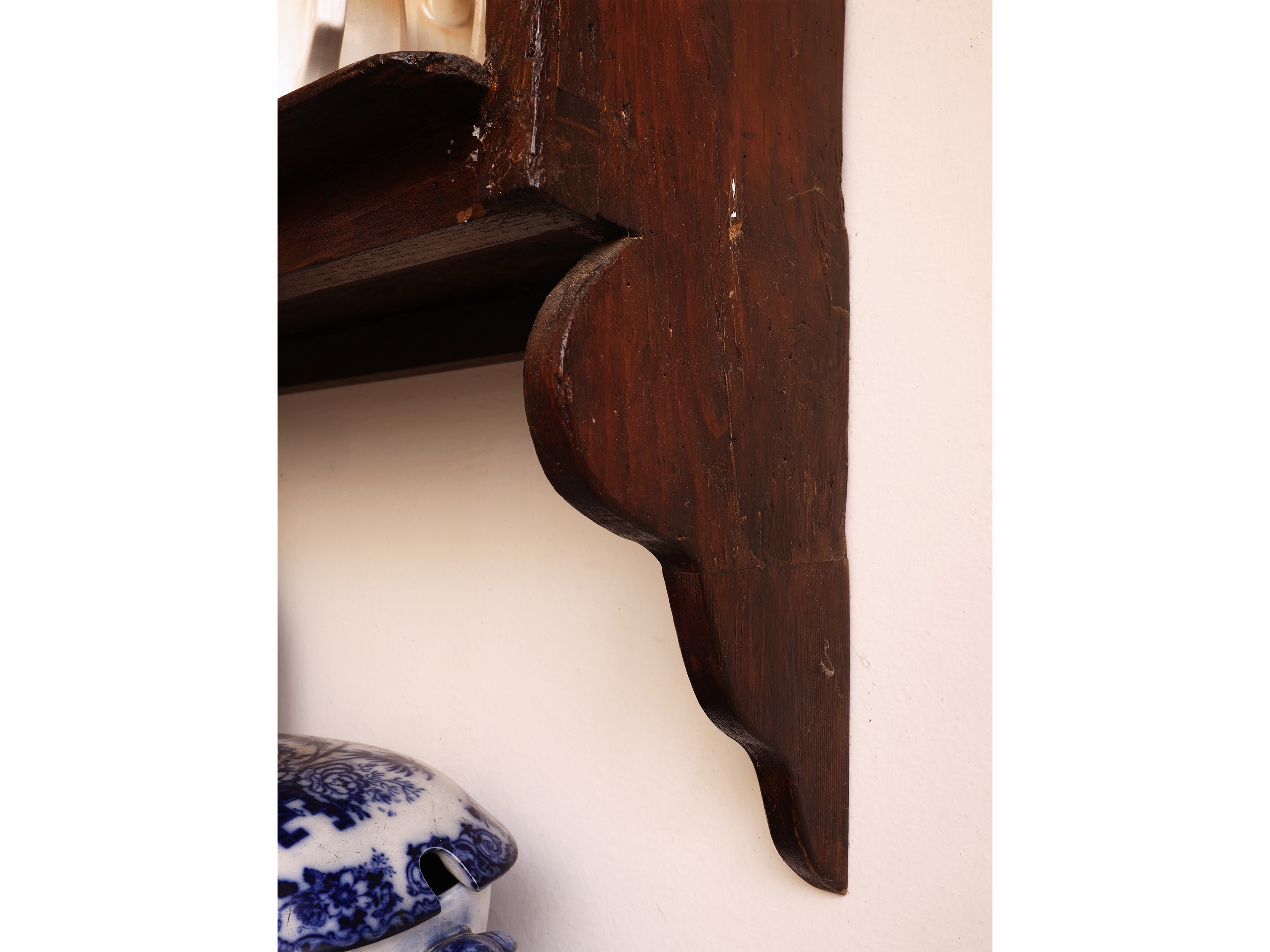 Etagère pensile in legno tenero, con due ripiani