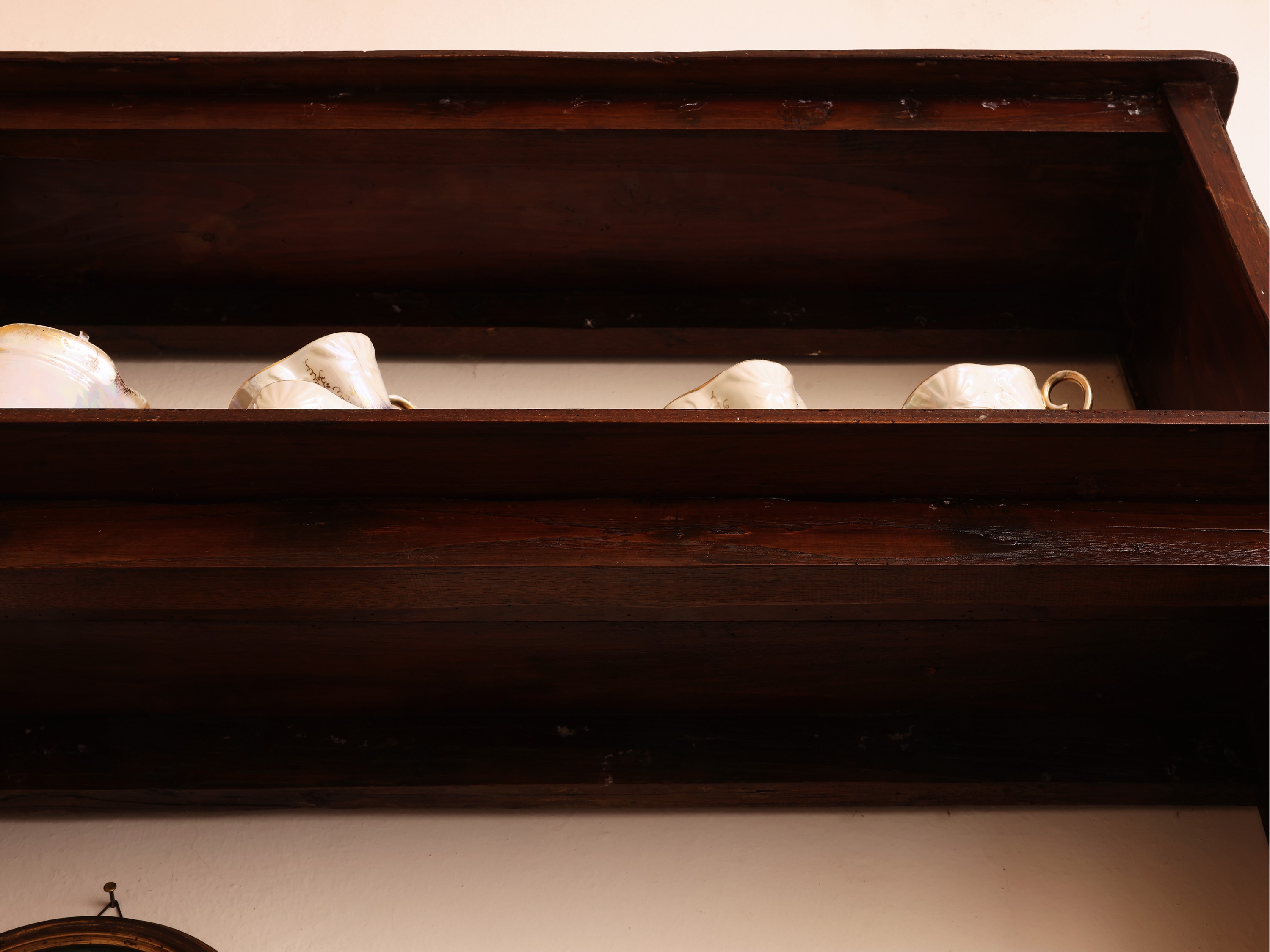 Etagère pensile in legno tenero, con due ripiani