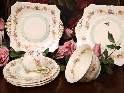 Set da dolce decorato con motivi floreali, composto da tazze con piattino, piattini, ciotola e va...