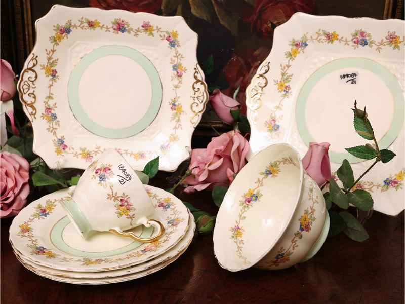 Set da dolce decorato con fiori, composto da tazze e assortimento di piattini, ciotola e vassoi