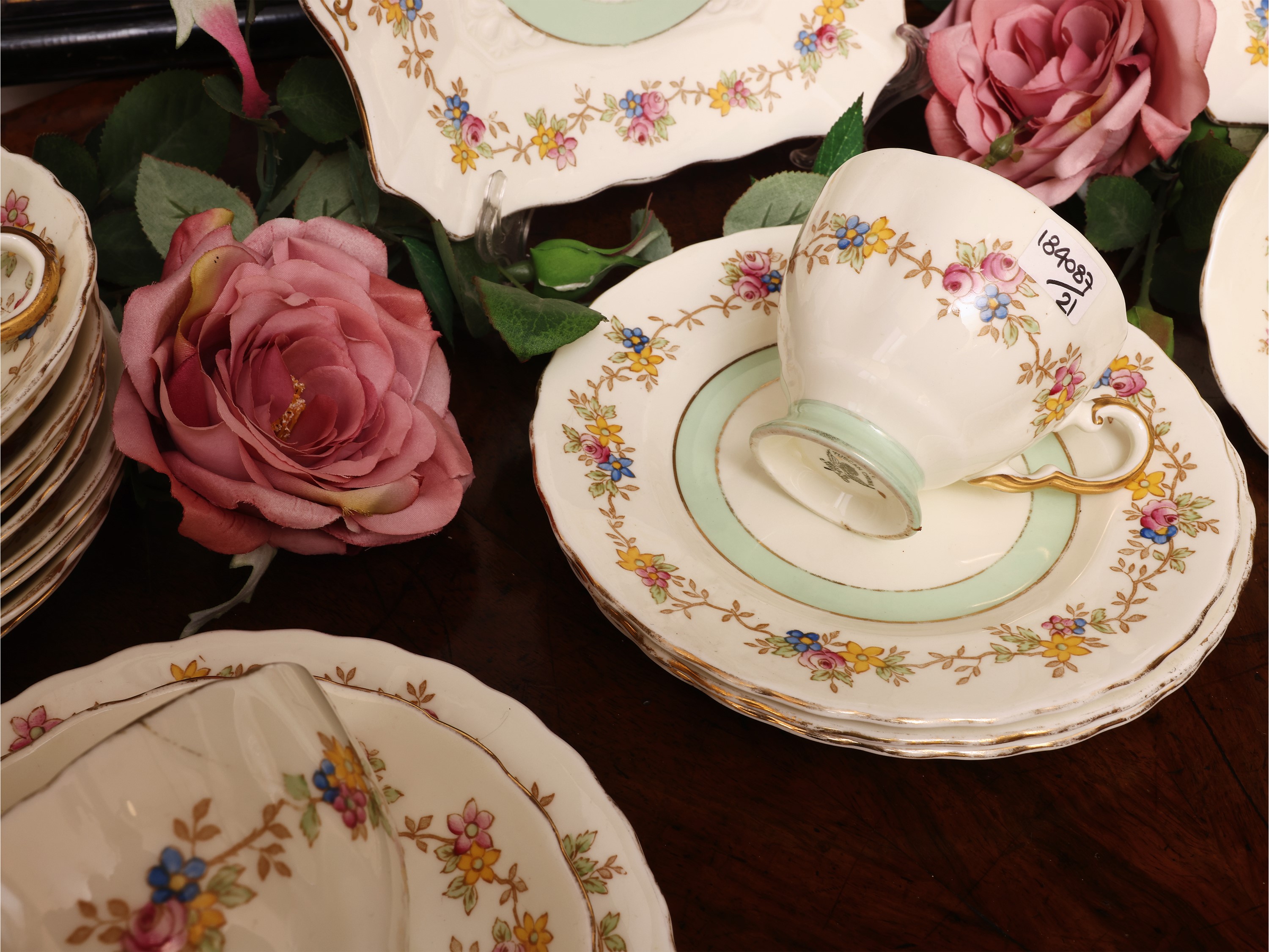 Set da dolce decorato con fiori, composto da tazze e assortimento di piattini, ciotola e vassoi