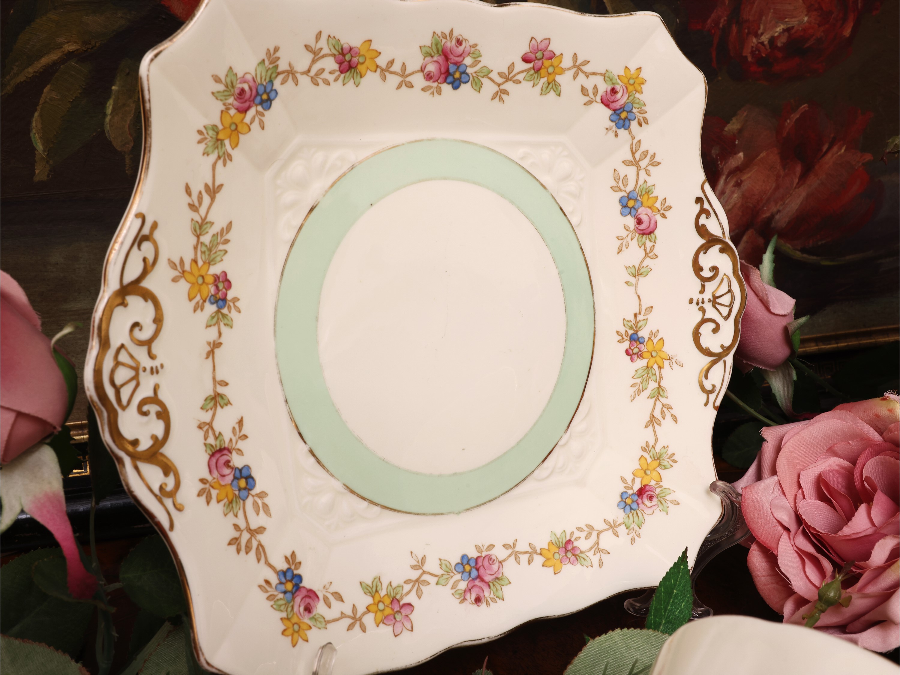 Set da dolce decorato con fiori, composto da tazze e assortimento di piattini, ciotola e vassoi