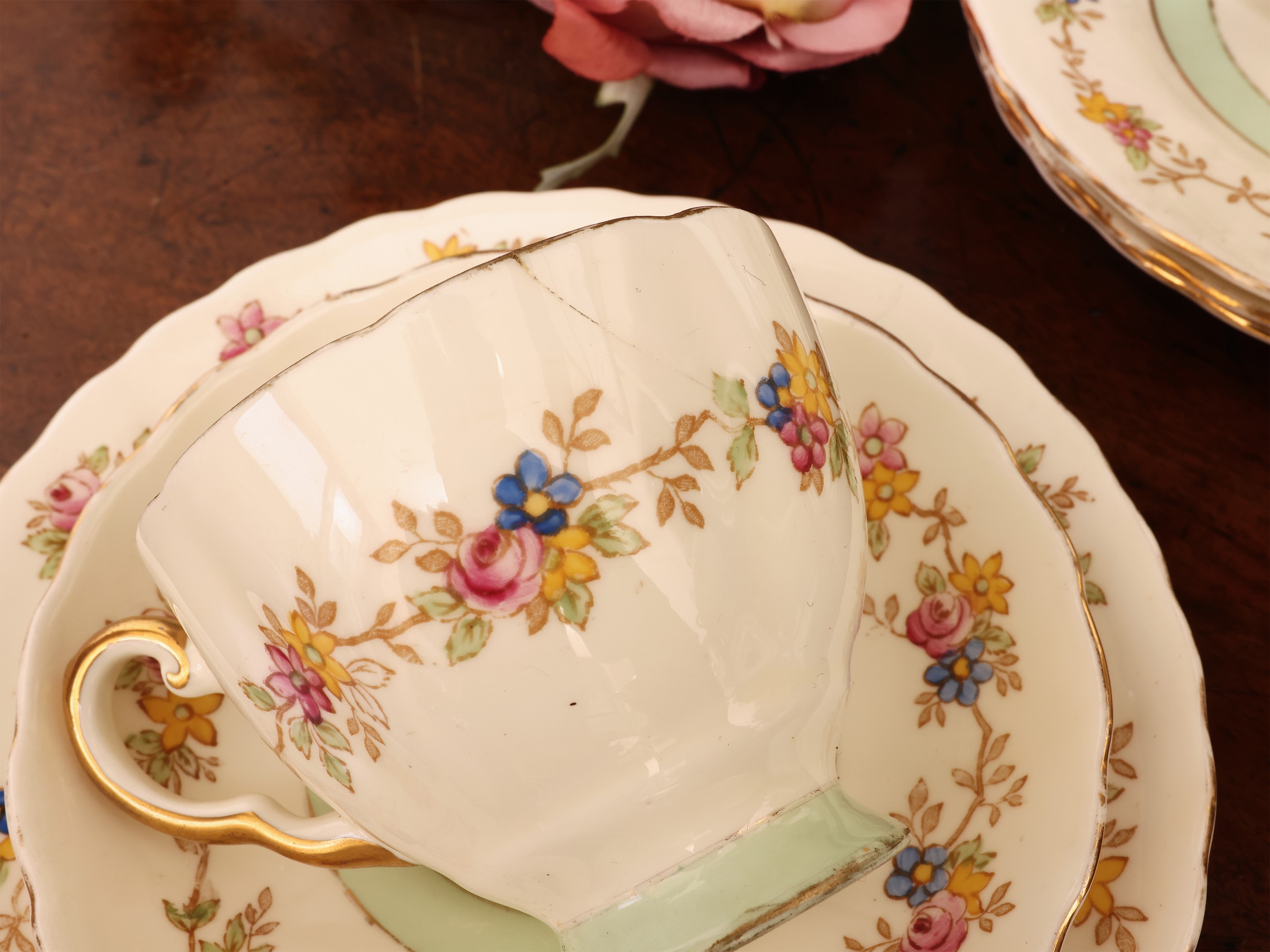 Set da dolce decorato con fiori, composto da tazze e assortimento di piattini, ciotola e vassoi