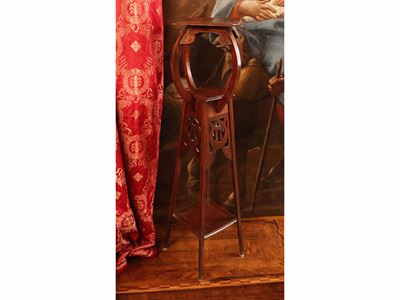 Etagère in legno tenero, a tre ripiani con sostegni sagomati