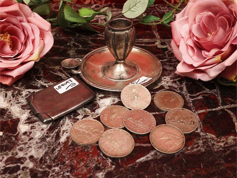 Raccolta di curiosità in argento, monete da 500 Lire, bugia e portafiammiferi