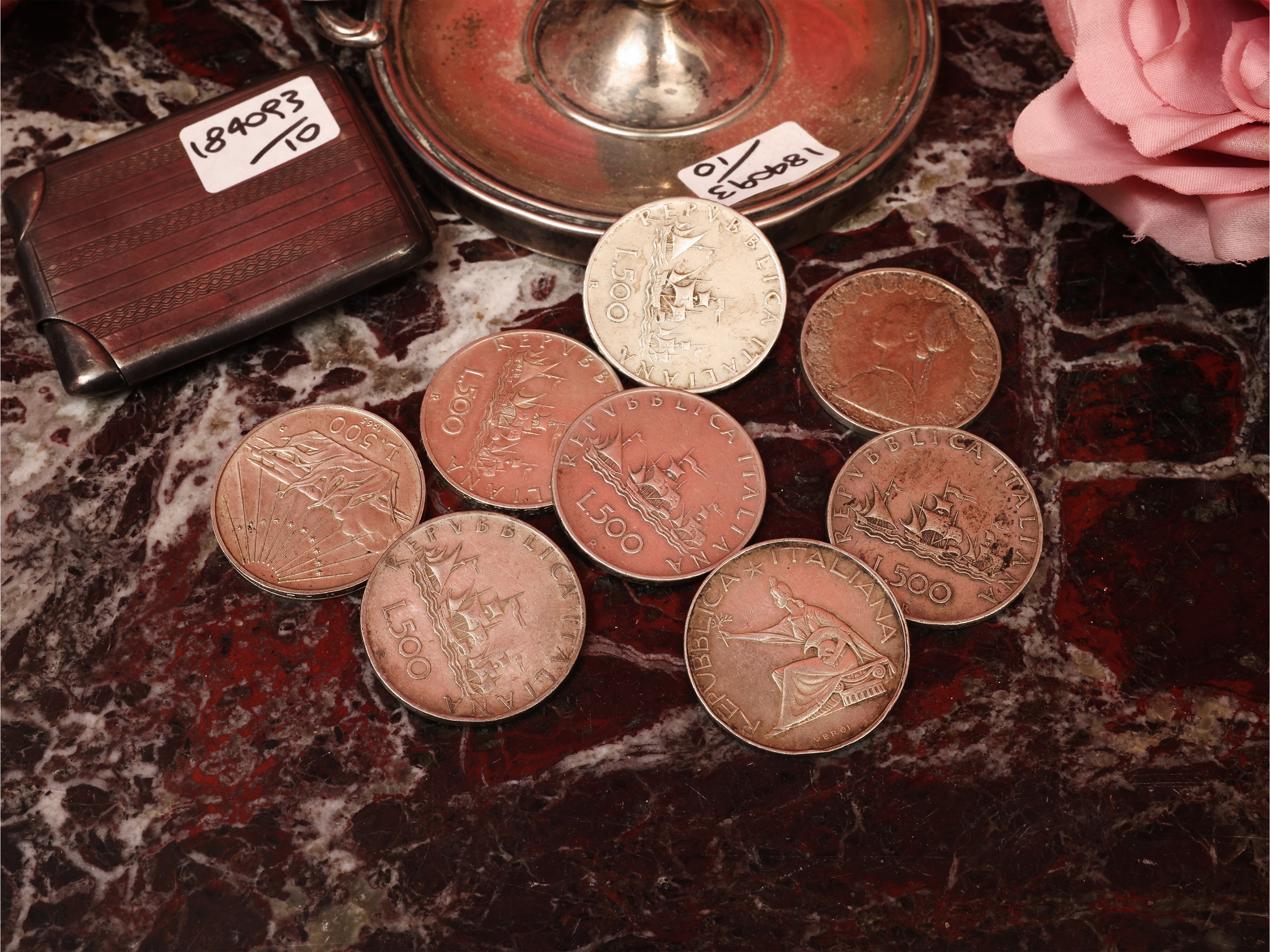 Raccolta di curiosità in argento, monete da 500 Lire, bugia e portafiammiferi