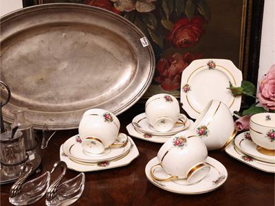 Set da brunch con porcellana decorata, argenteria argentata e accessori da tavola