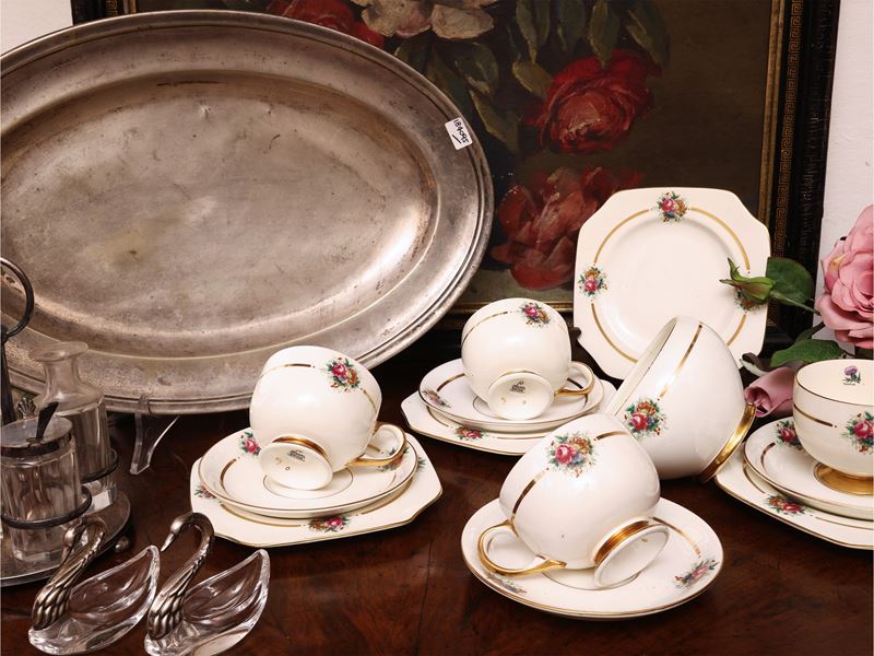 Set da brunch con porcellana decorata, argenteria argentata e accessori da tavola