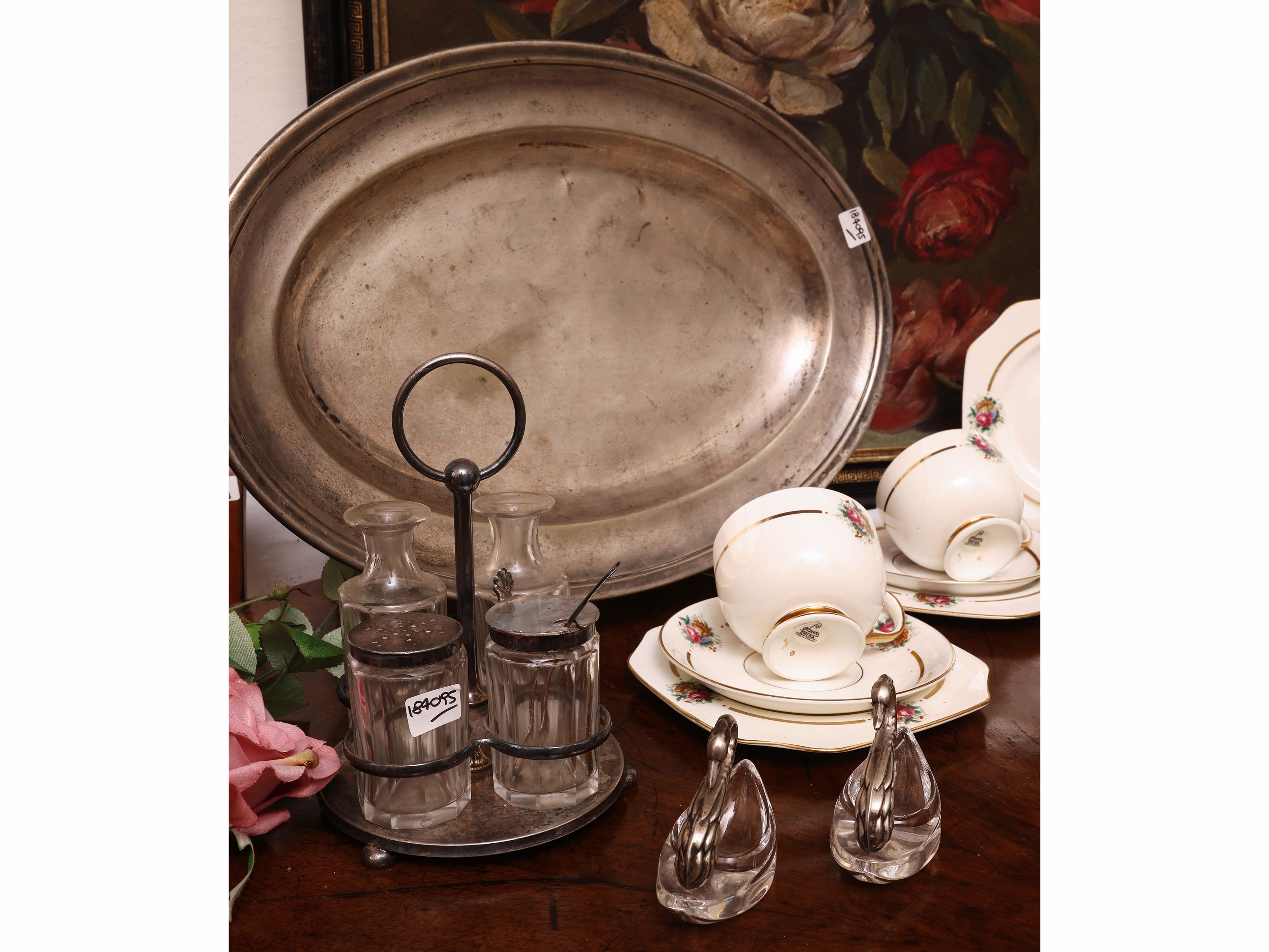 Set da brunch con porcellana decorata, argenteria argentata e accessori da tavola