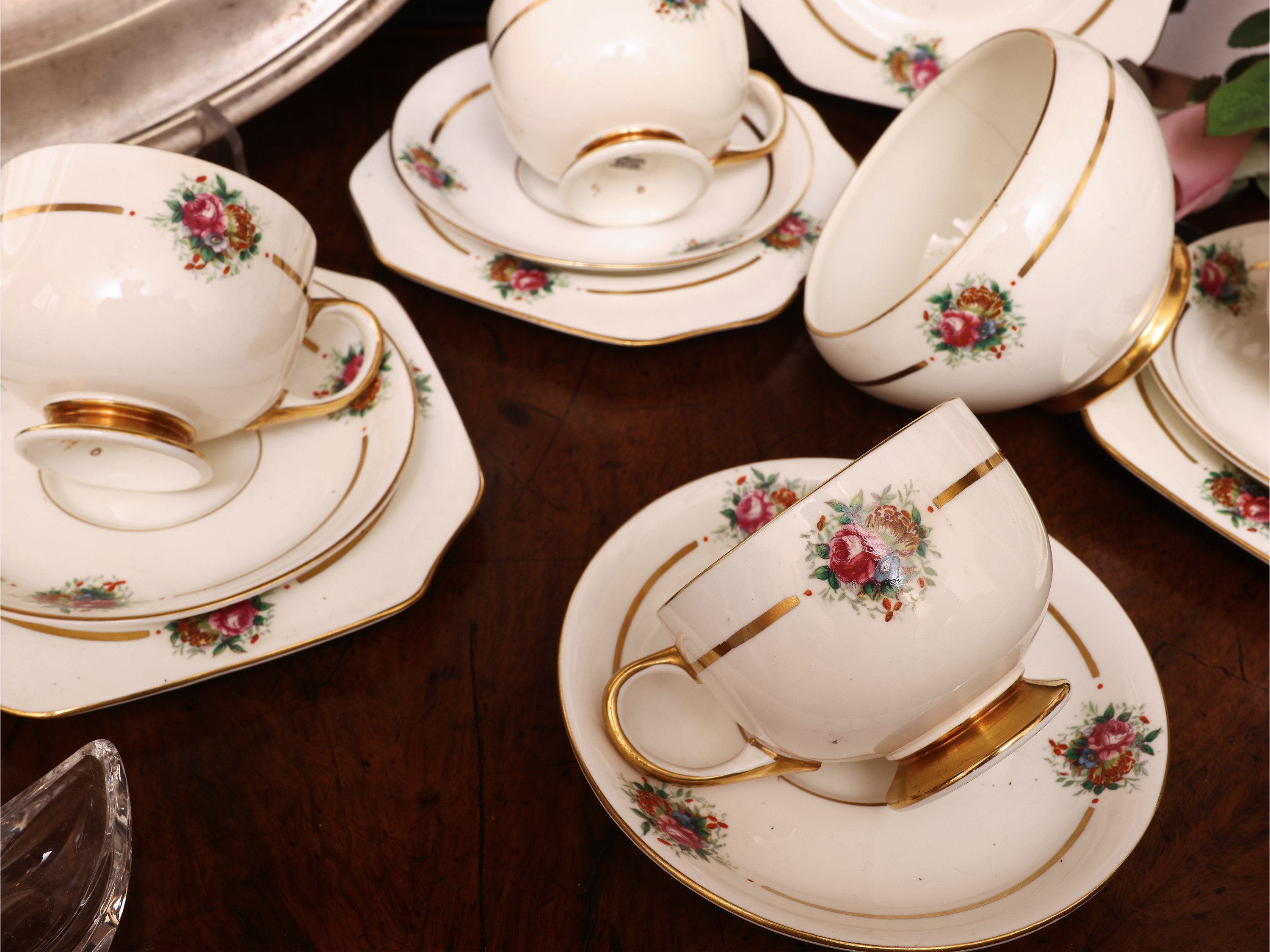 Set da brunch con porcellana decorata, argenteria argentata e accessori da tavola