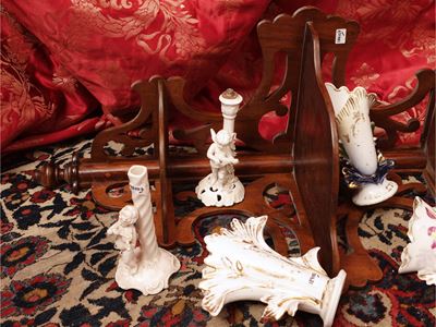 Etagère pensile ad angolo, noce, metà XIX secolo