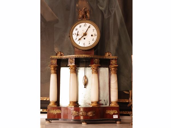 Orologio da mensola a tempietto