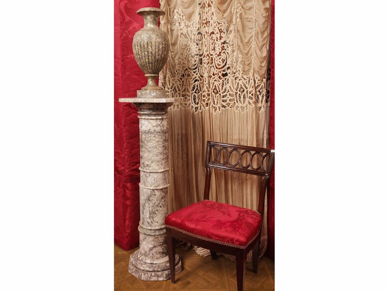 Colonna in marmo grigio con vaso balaustro sommitale, inizio XX secolo