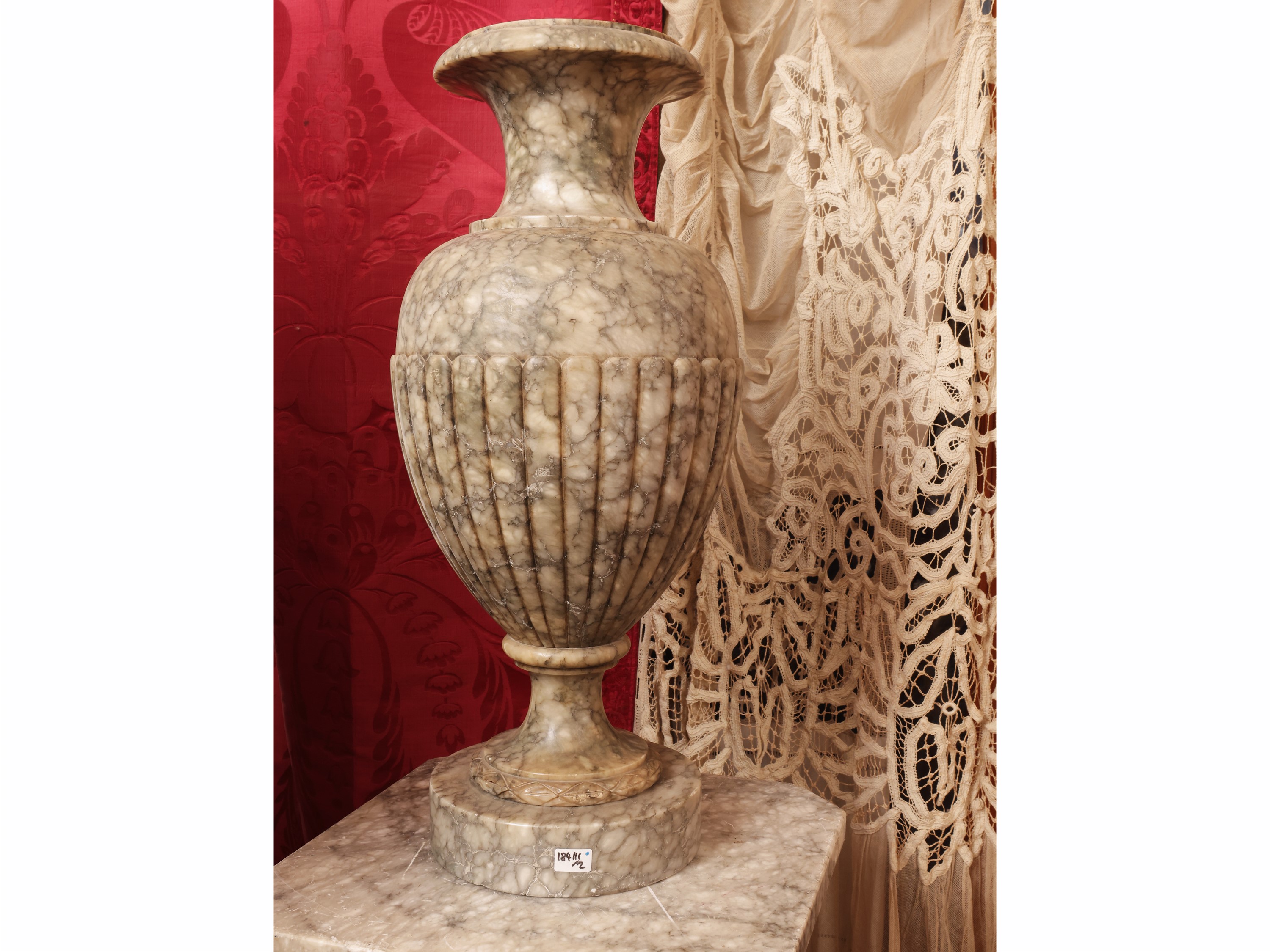 Colonna in marmo grigio con vaso balaustro sommitale, inizio XX secolo
