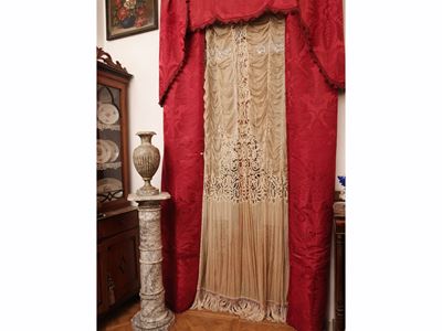 Tendaggio in damasco rosso, con coppia di tendoni e mantovana