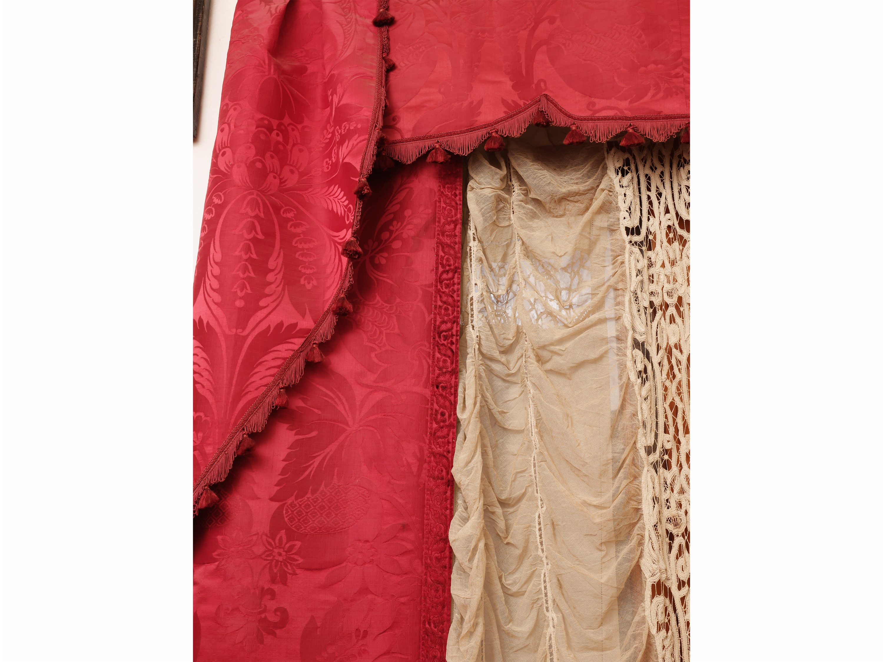 Tendaggio in damasco rosso, con coppia di tendoni e mantovana