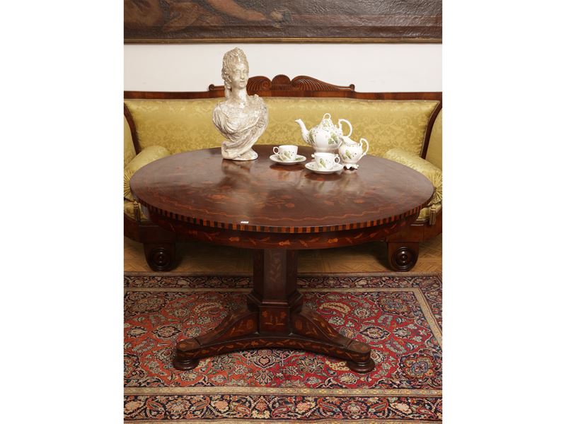 Tavolo intarsiato in satinwood e altre essenze, piano circolare, XX secolo