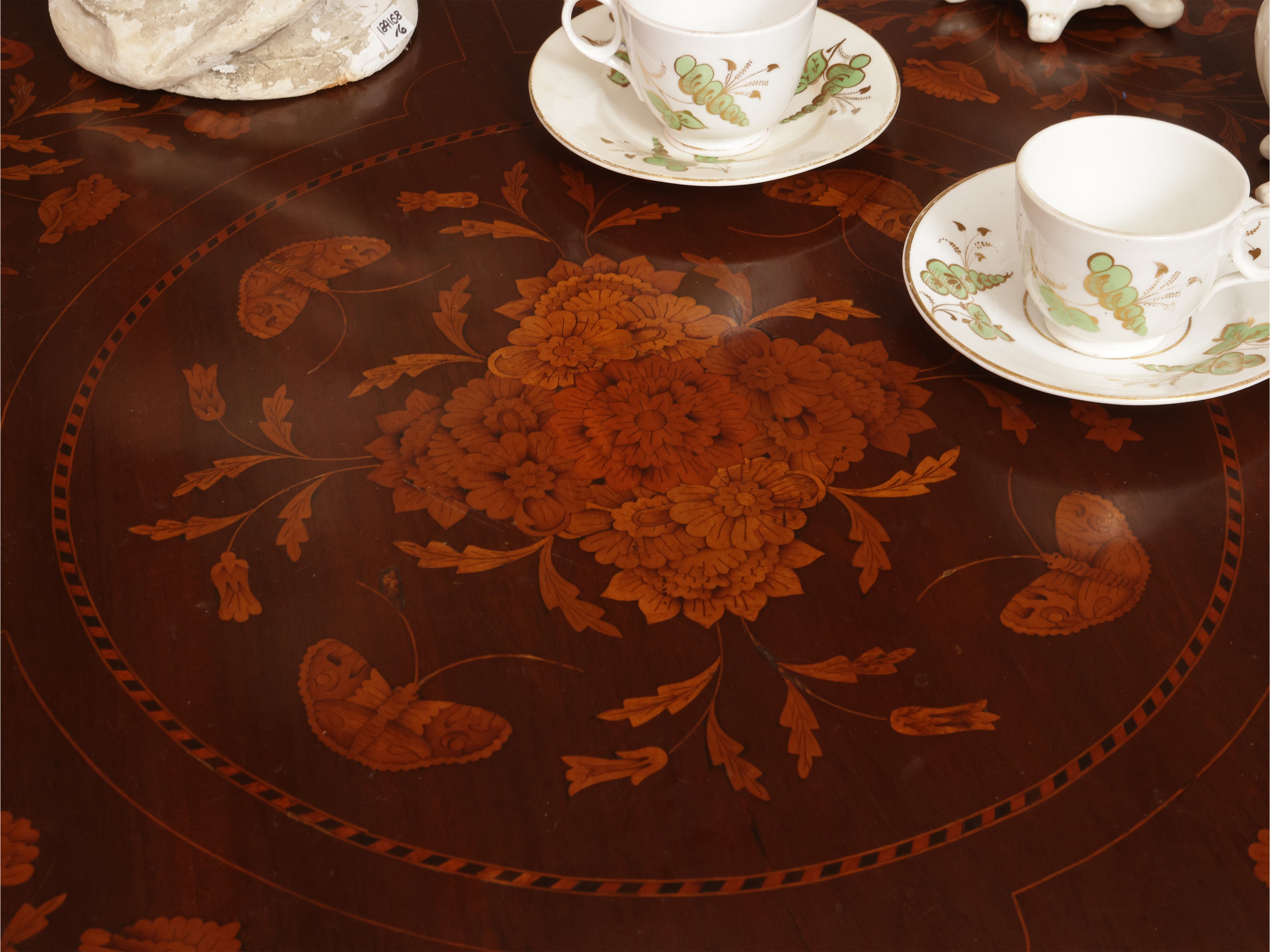 Tavolo intarsiato in satinwood e altre essenze, piano circolare, XX secolo