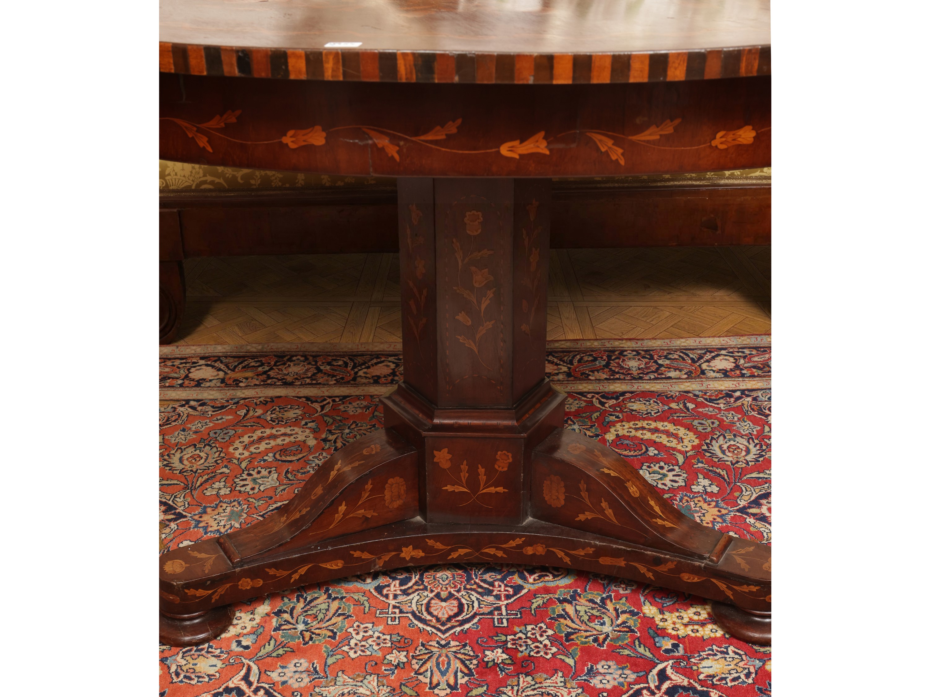 Tavolo intarsiato in satinwood e altre essenze, piano circolare, XX secolo