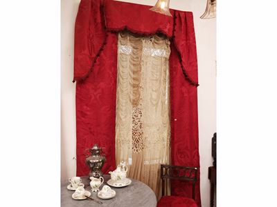 Tendaggio in damasco rosso con coppia di tendoni e mantovana