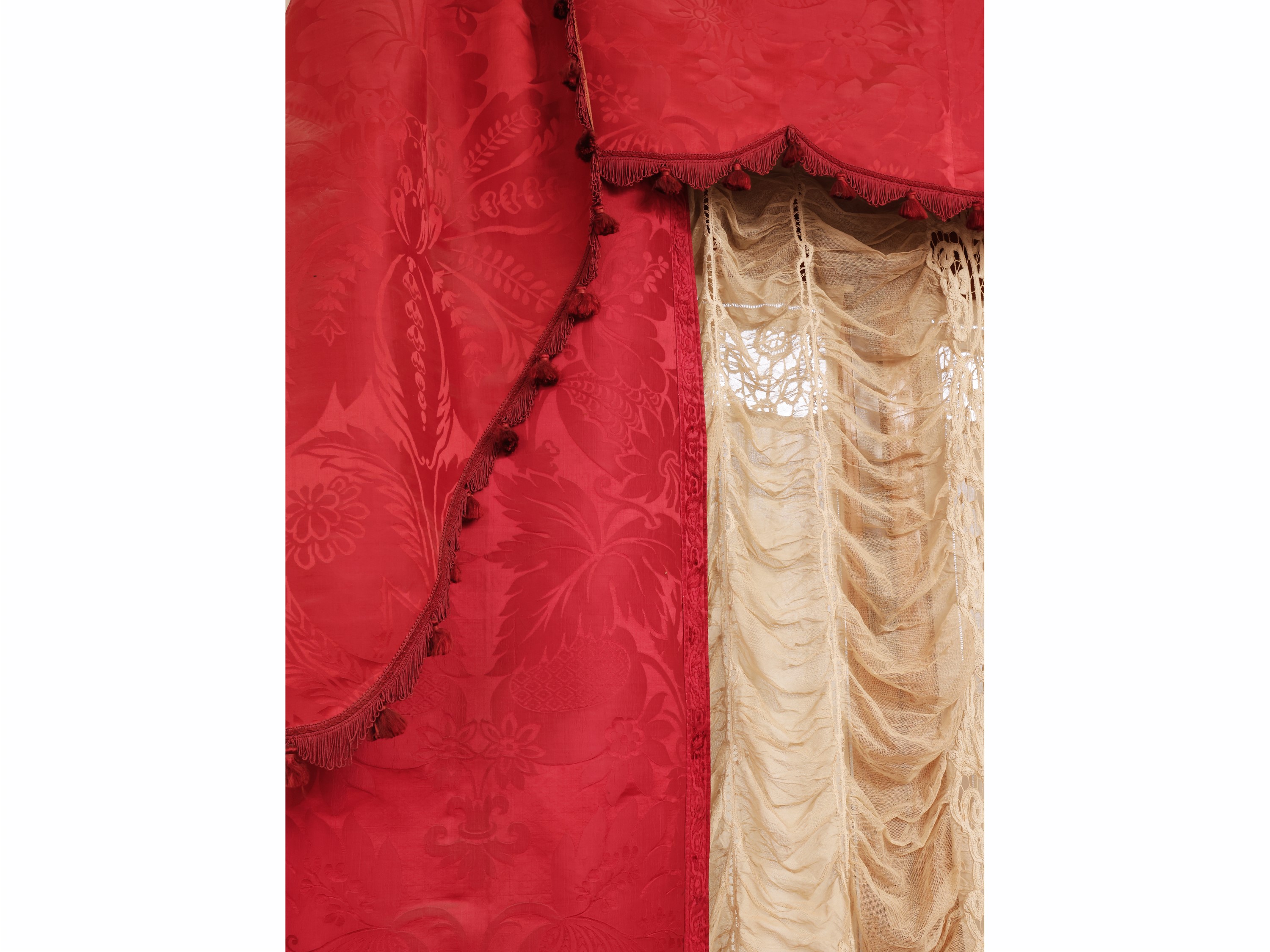 Tendaggio in damasco rosso con coppia di tendoni e mantovana