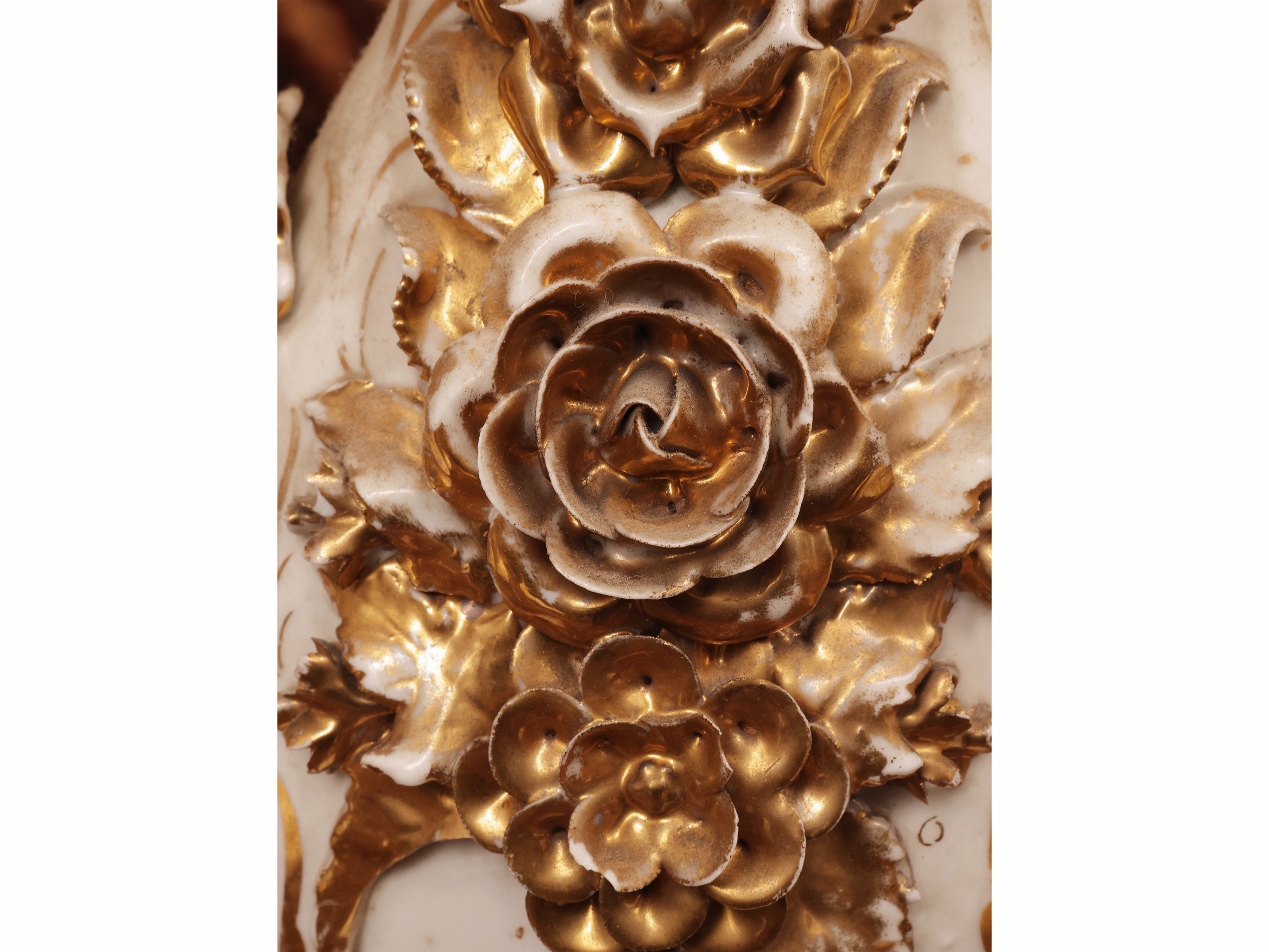 Coppia di grandi vasi in porcellana, decorazione floreale e lumeggiature in oro (metà XIX secolo)