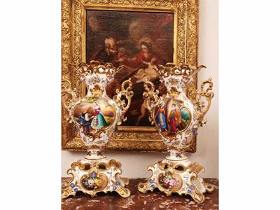 Coppia di grandi vasi ad anfora, porcellana decorata, metà XIX secolo