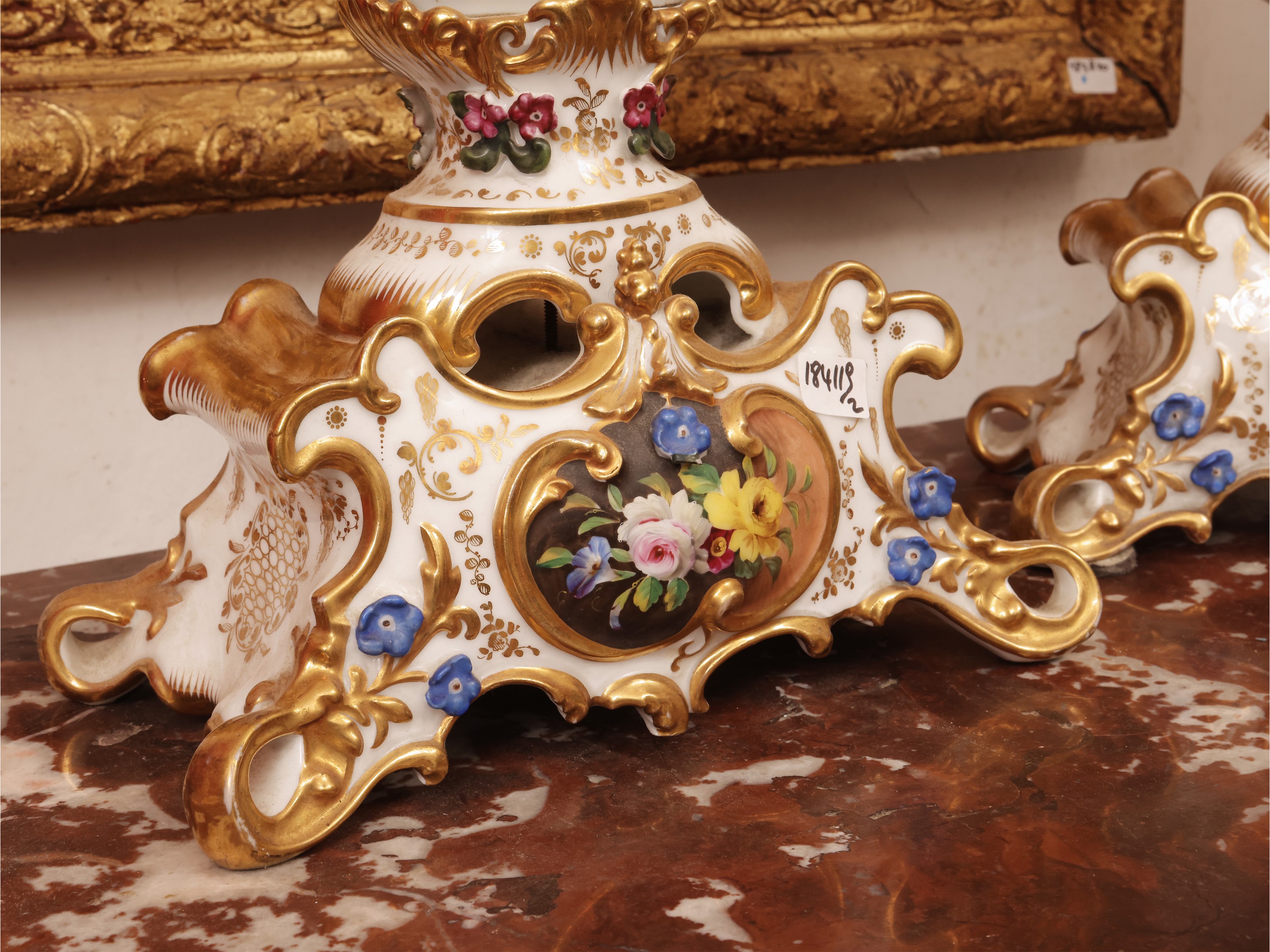 Coppia di grandi vasi ad anfora, porcellana decorata, metà XIX secolo