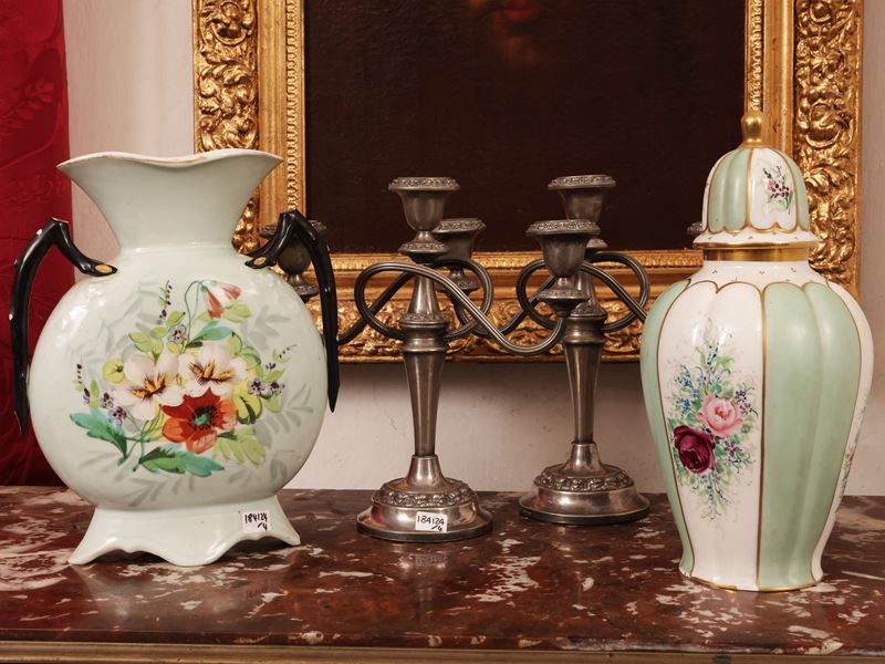Complementi di arredo d’epoca, candelabri in metallo argentato e vasi (XIX secolo)