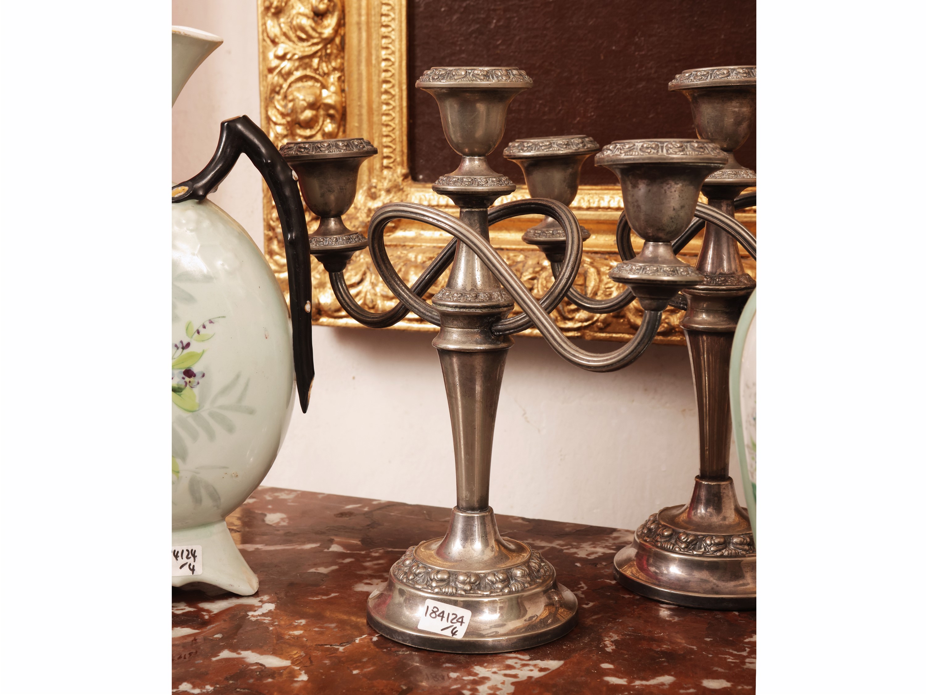 Complementi di arredo d’epoca, candelabri in metallo argentato e vasi (XIX secolo)