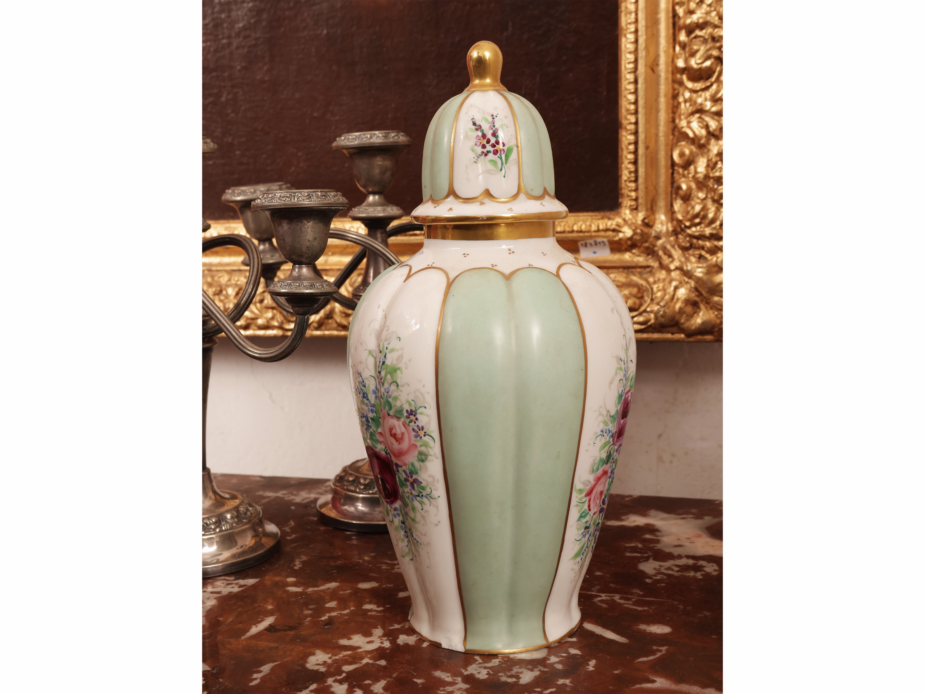 Complementi di arredo d’epoca, candelabri in metallo argentato e vasi (XIX secolo)