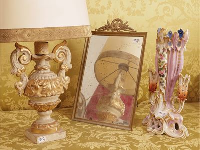 XIX secolo, Curiosità d’epoca: vaso fioriera in porcellana dipinta, portapalmette a lume e piccol...