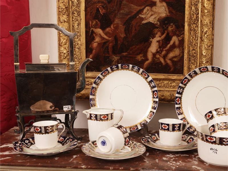 Set per servire il tè con samovar in metallo argentato e servizio in terraglia inglese, inizio de...