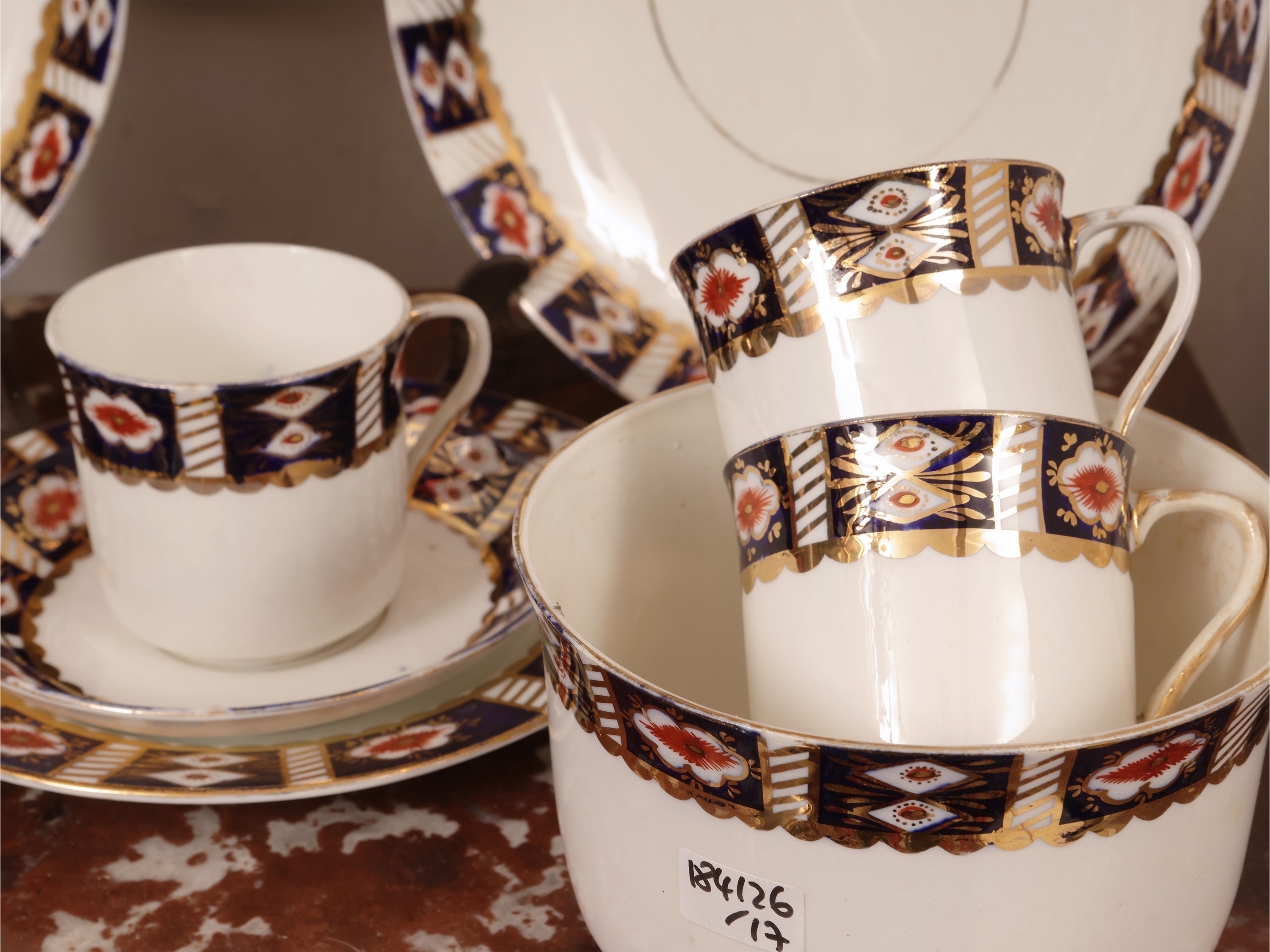 Set per servire il tè con samovar in metallo argentato e servizio in terraglia inglese, inizio de...